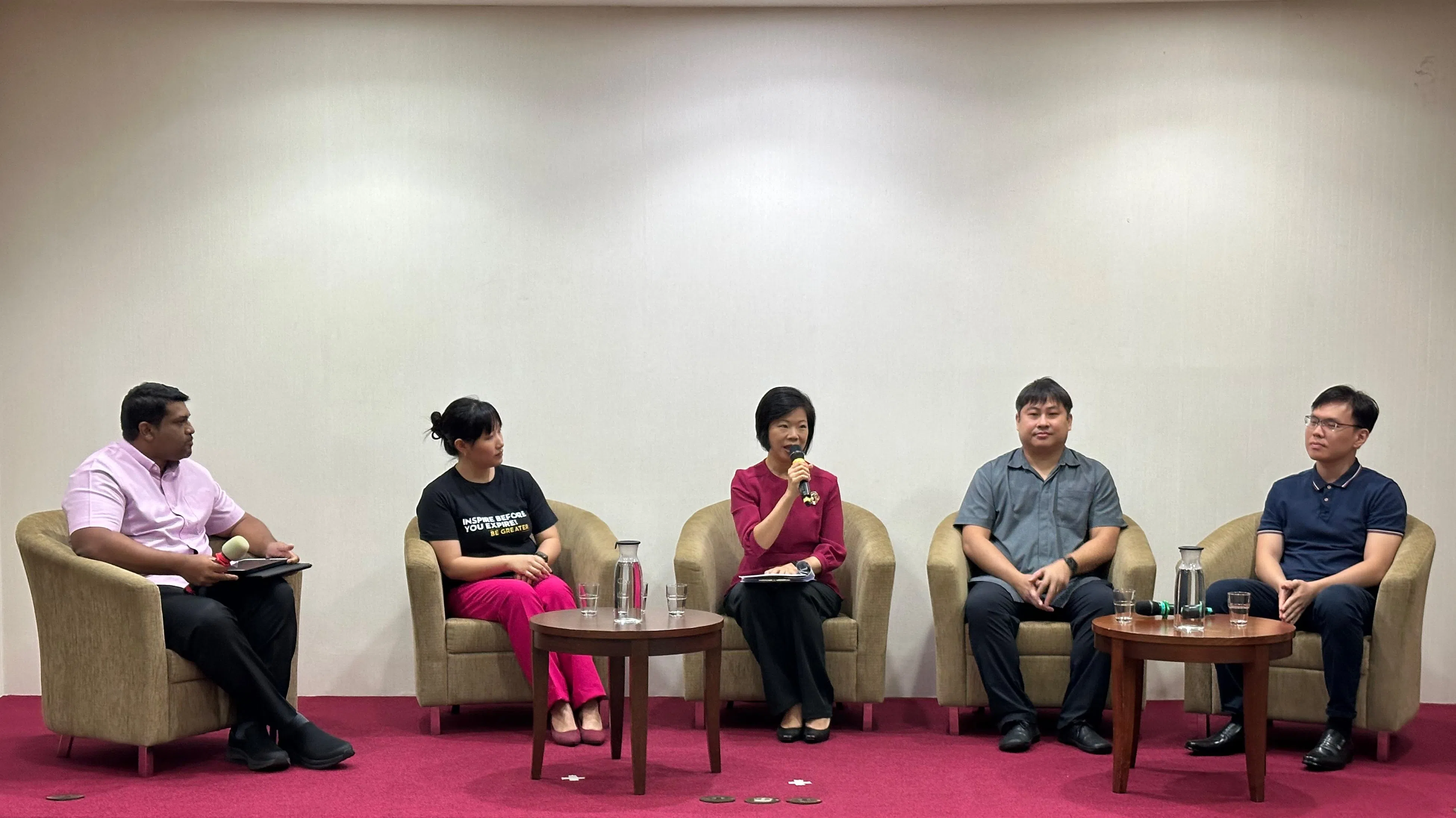 外交部兼国家发展部高级政务部长沈颖（中）星期六出席社区事务署的“一联通之友”网络答谢会，并参加小组讨论会，与文化、社区及青年部政民合作署高级助理总监托马斯（Nicholas Thomas，左起）、新加坡行善运动项目及营运总监郑美玲、淡马锡理工学院应用行为中心主管陈华彪博士，以及文礼D区居民联系网主席陈兴光，就解决社区问题展开讨论。（马华卿摄）