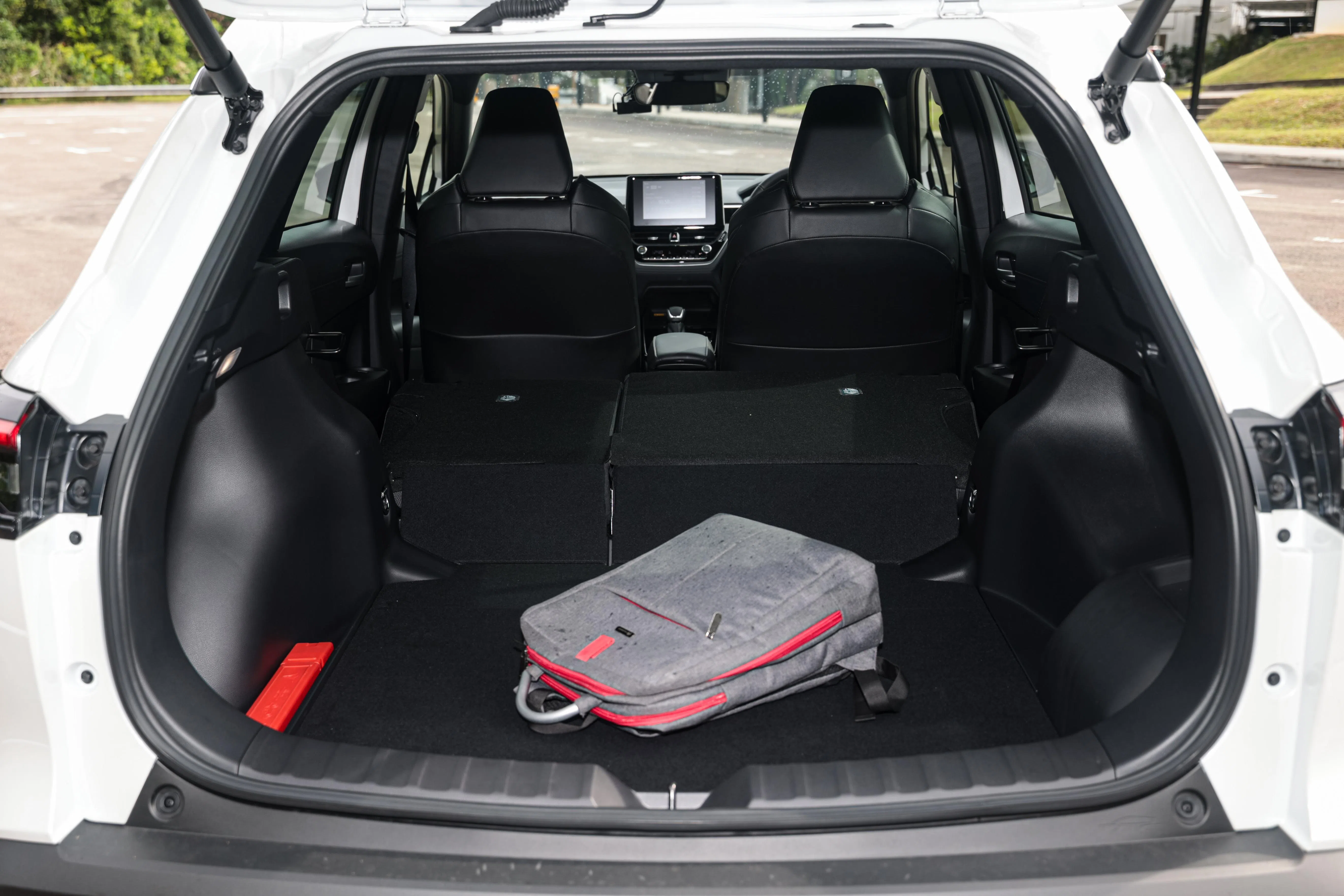 后座椅背放倒后可增加车子装载空间至1200公升，但椅背与地板并不平整。（李冠卫摄）