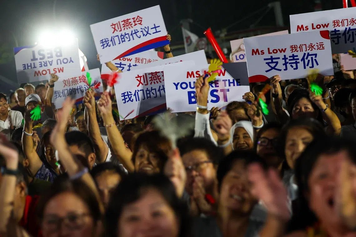群众大会现场出现许多贸工部兼文化、社区及青年部高级政务部长刘燕玲的支持者，在刘燕玲上台发言时热烈欢呼。（林明顺摄）