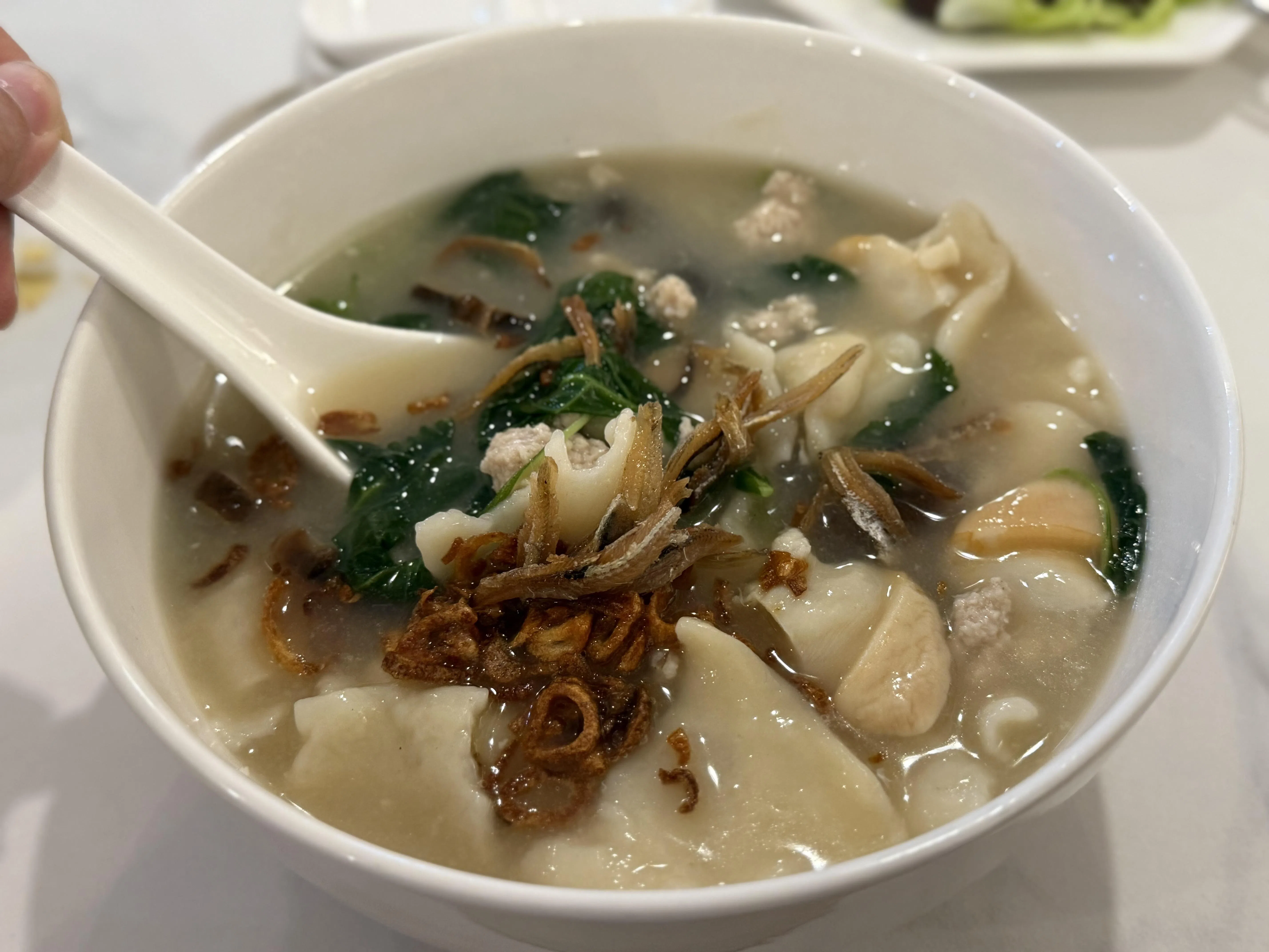 在柔韧、滑糯的面粉粿中加入带嚼劲的鲍贝，两者形成有趣的口感对比。（叶晓虹摄）