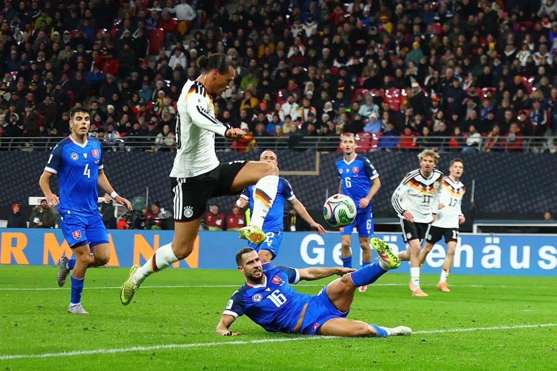 接到队友维尔茨助攻后，德国前锋萨内（左二）跃起弹射破门，让球队以4比0领先。（路透社）