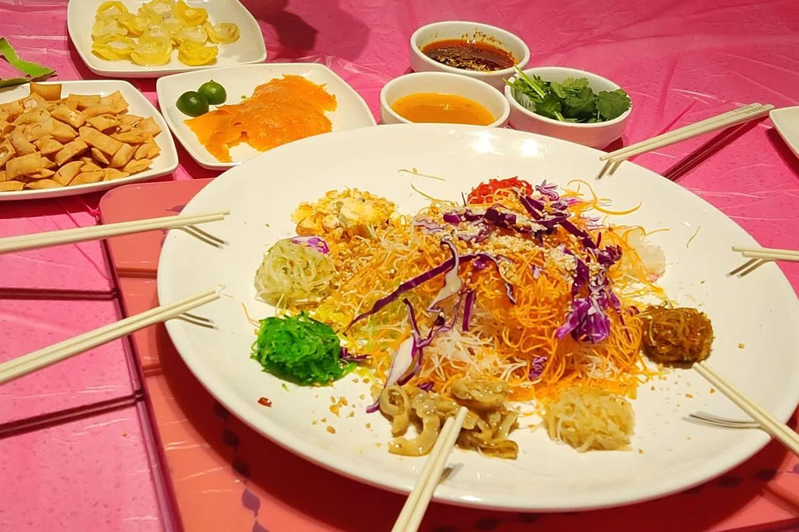 海底捞推出融合火锅口味的麻辣鱼生。（陈爱薇摄）
