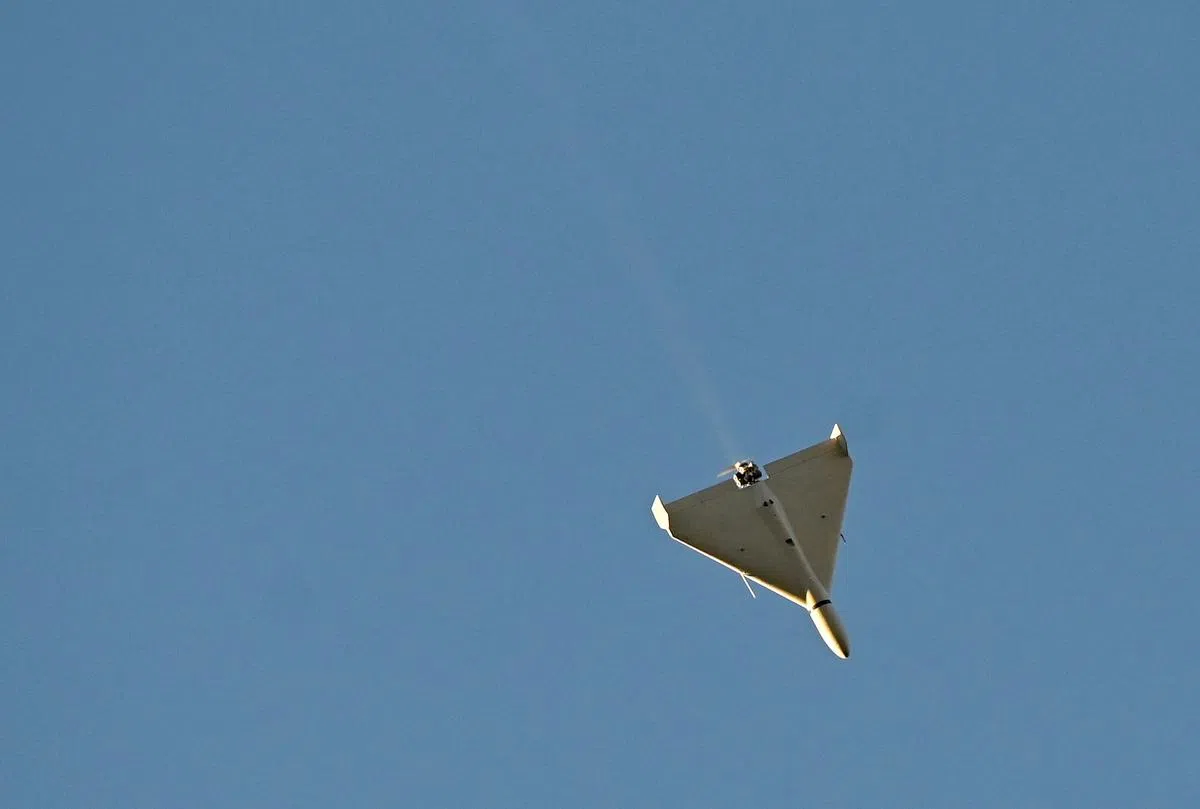 今年10月17日，一架无人机飞越基辅。乌克兰官员表示，在俄罗斯的一次清晨袭击中，首都基辅遭到四次袭击，无人机损坏了一栋住宅楼并一度瞄准中央火车站。（法新社）