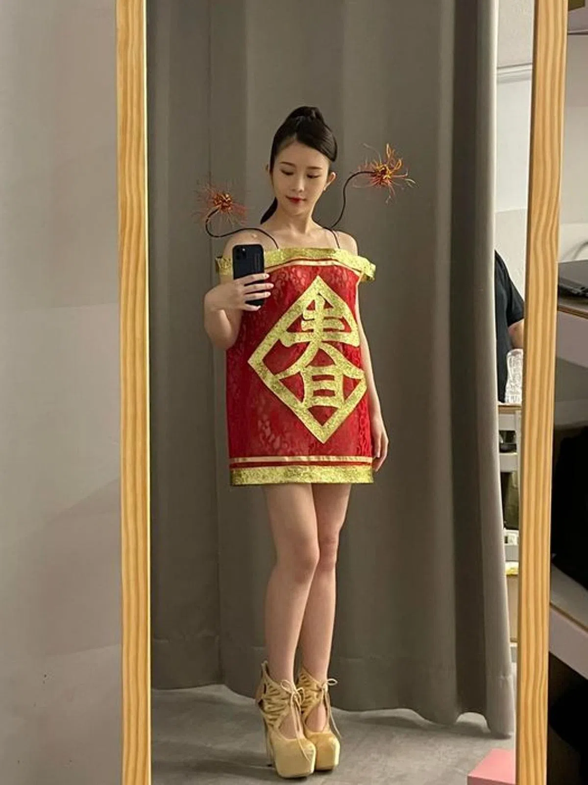 鸡排妹变身人肉炮仗。（面簿）