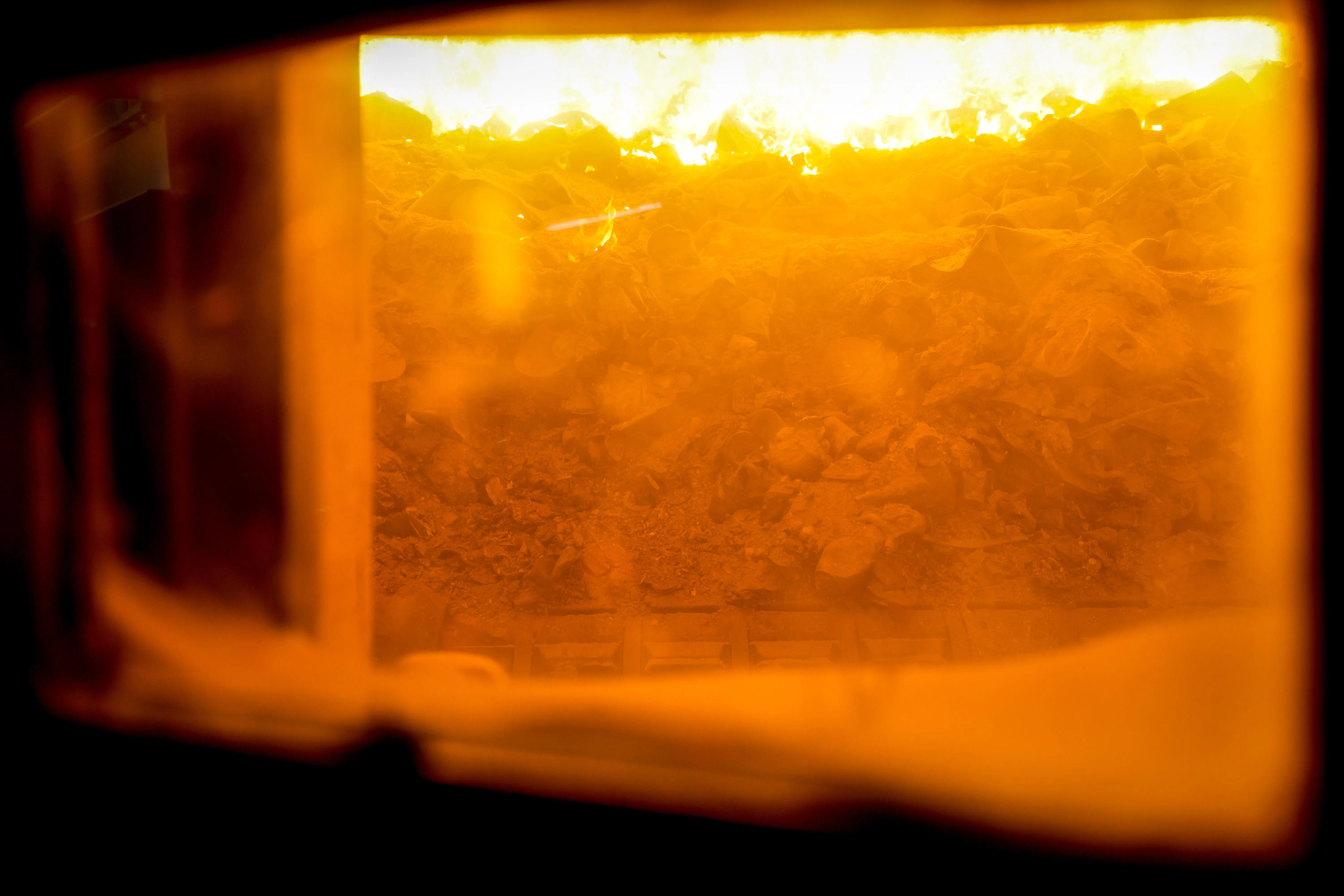 垃圾在高温下焚烧，用热量发电。我国能源生产的2％至3％来自本地四家废料转化能源厂。（叶振忠摄）