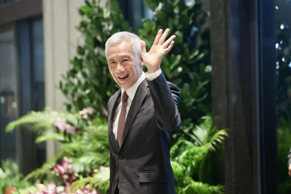 国务资政李显龙星期五下午抵达国会大厦，出席议员宣誓就职仪式。（邝启聪摄）