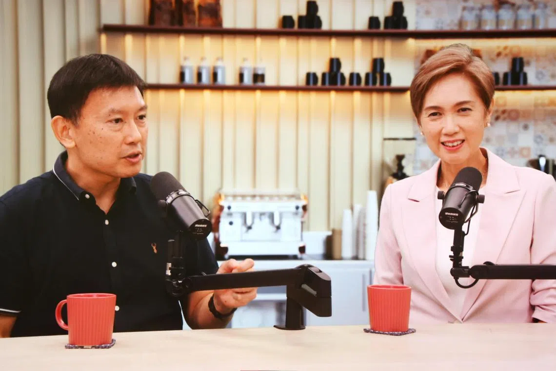 国家发展部长徐芳达（左）以及数码发展及新闻部长杨莉明接受早报播客节目《茶水间三问》采访，畅谈全球格局变化对我国经济和企业的影响、年轻人就业前景等课题。（邝启聪摄）