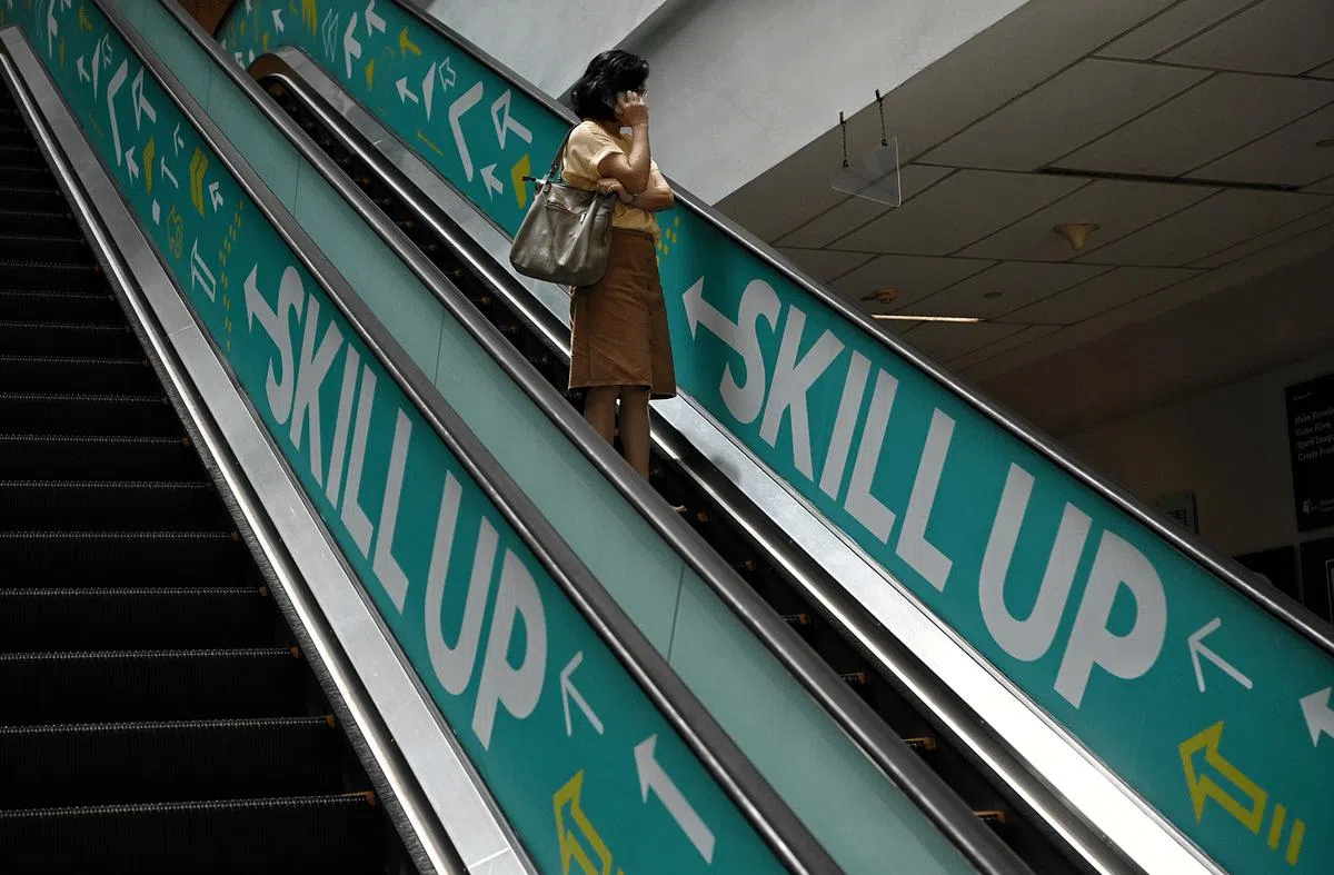 政府进一步加强员工专业技能培训，帮助他们带来更好的薪资收入与就业前景。（海峡时报）