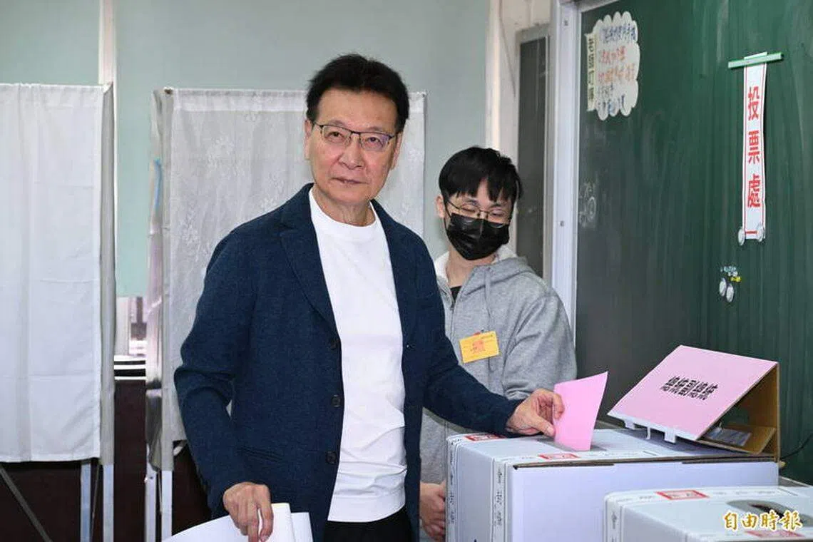 台湾在野的国民党副总统候选人赵少康星期六（1月13日）上午到台北市大安国中投票所投票。（自由时报）