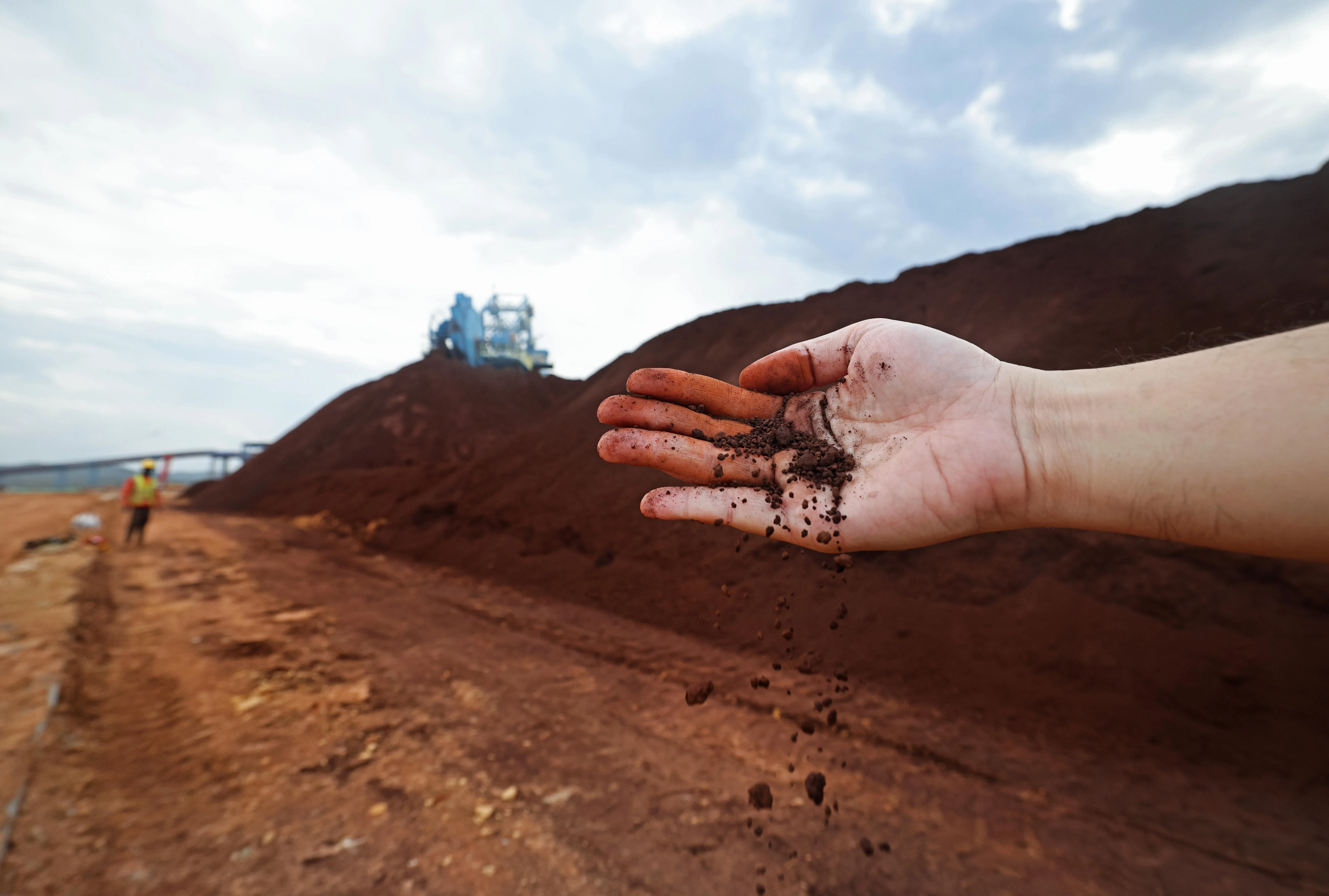 矿石磨细后可推成山，装载至火车后被运往600多公里外的港口。（陈渊庄摄）