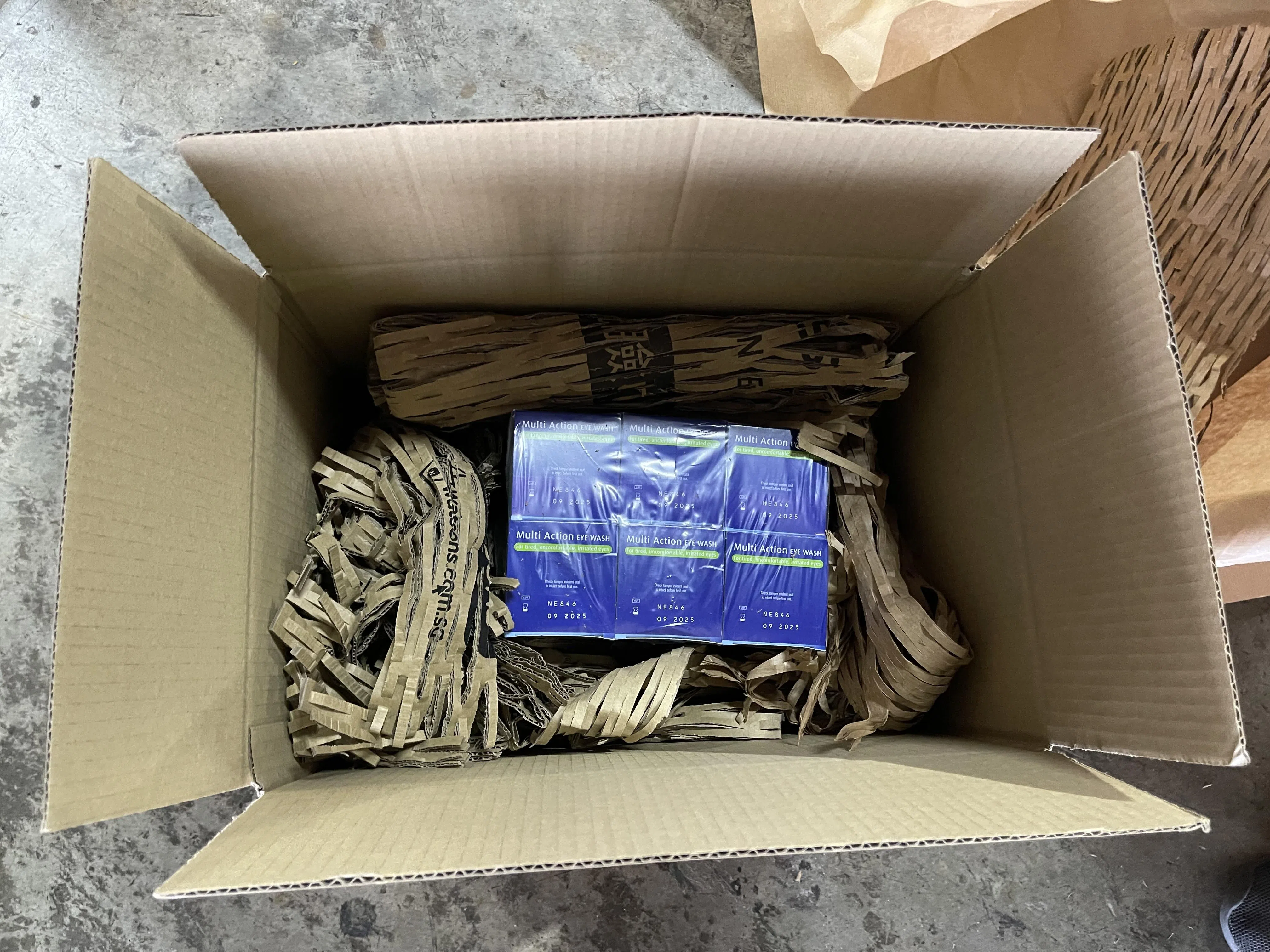 屈臣氏新加坡把用过的纸箱切碎来当填充物，以减少使用气泡膜，包装成本节省5%至10％。（屈臣氏新加坡提供）