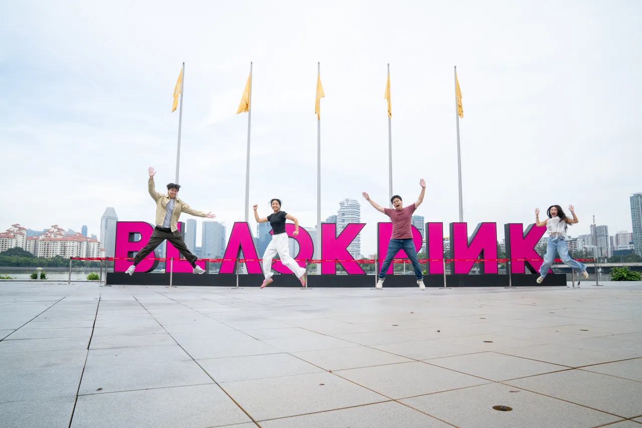 河滨走道附近有BLACKPINK巨型灯饰。（新加坡体育城提供）