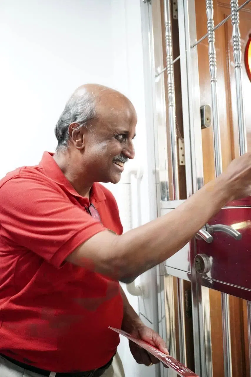 新加坡民主党主席淡马亚教授11月22日在脸书上载他在武吉班让进行家访的照片。民主党虽积极使用社媒，讨论更广泛的国家议题，但家访依然是接触居民并倾听他们心声的有效途径。（取自淡马亚脸书）