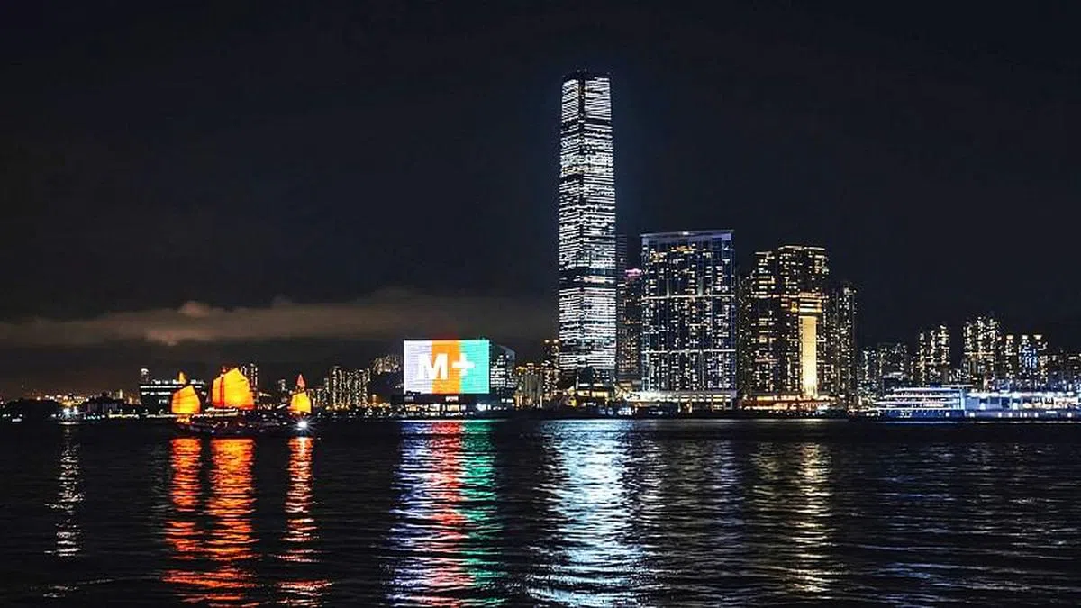 座落在维多利亚港海旁的M+，是香港最新的艺术文化据点。它的巨型外墙将化身倒数时钟，与全场观众一同跨年。（摄影/Kevin Mak图/Herzog & de Meuron 提供）