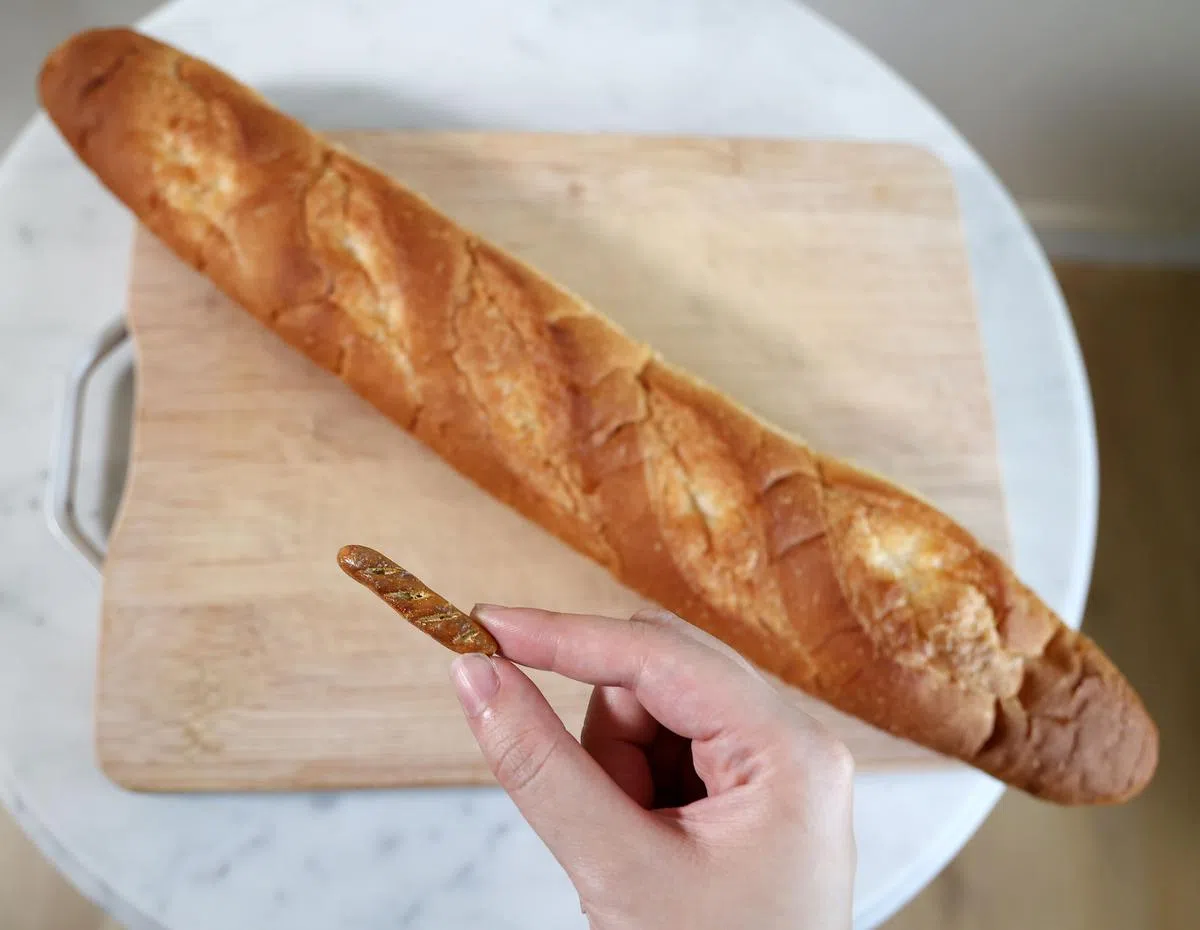 将现实生活中的法棍缩小，在追求逼真的同时发挥想象力。（萧紫薇摄）