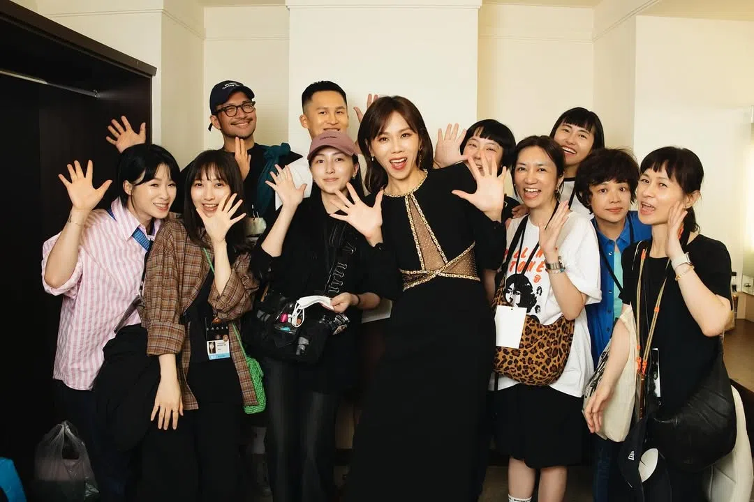 蔡健雅在颁奖典礼结束后，在社媒分享与工作人员的大合照。（取自蔡健雅IG）