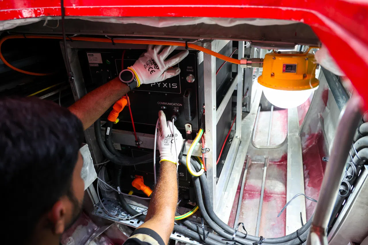 观光电动船的电池充满后，多余的电力将通过“运输工具到电网”（vehicle-to-grid，V2G）技术送回电网。（林明顺摄）