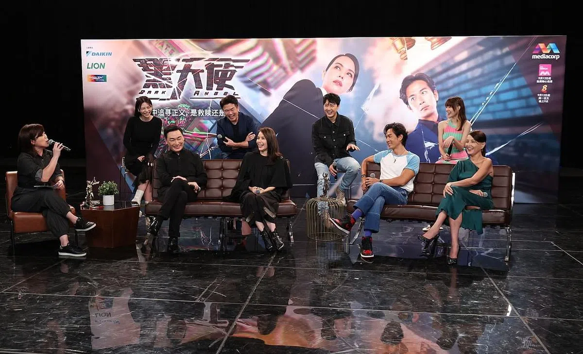 出席《黑天使》记者会的演员有陈泰铭（前排左二起）、郑惠玉、戚玉武、陈丽贞、何盈莹（后排左起）、苏梽诚、徐鸣杰和林昭婷。林灵芝（前排左一）担任主持人。（何家俊摄）
