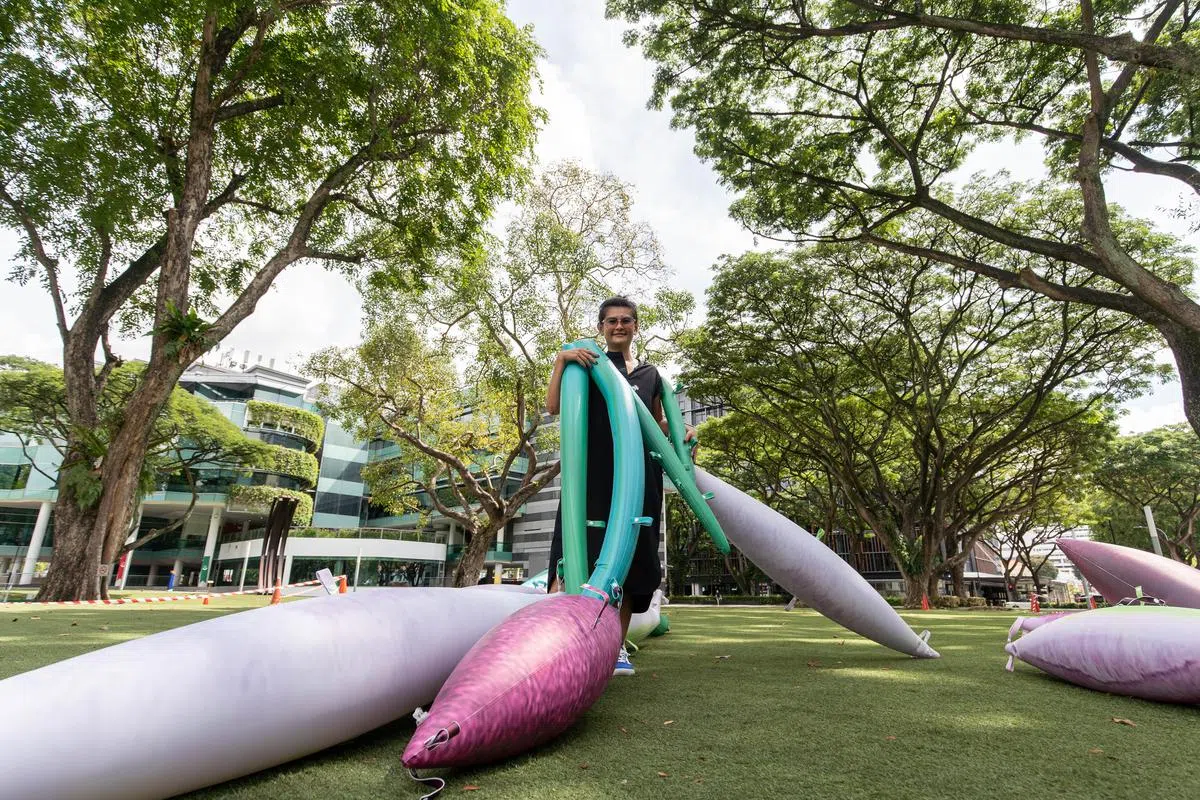 女艺术家程楚玲与巨型充气米粒作品Fecundus合影。（张荣摄影）