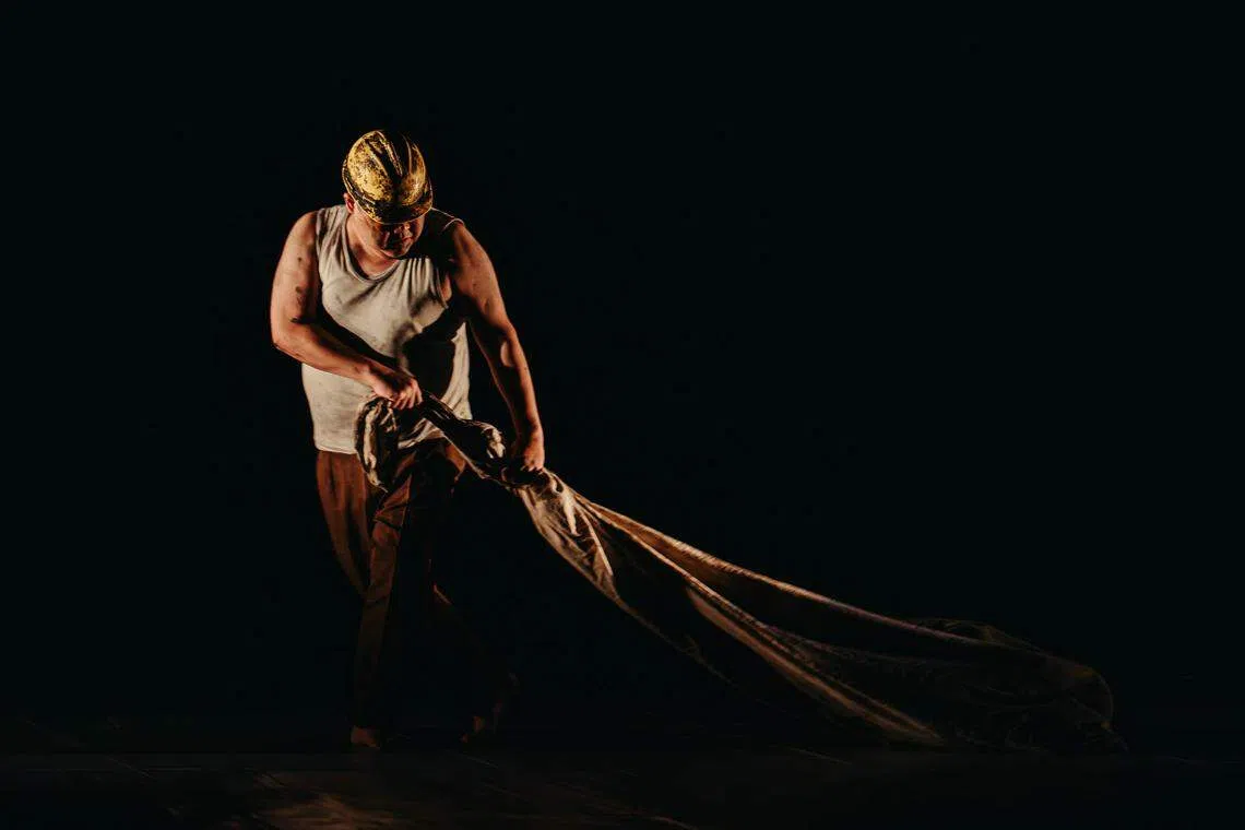 不以线性叙事也没有对白的剧作《被遗忘的》，以多种意象还原矿场故事。（台中国家歌剧院提供）