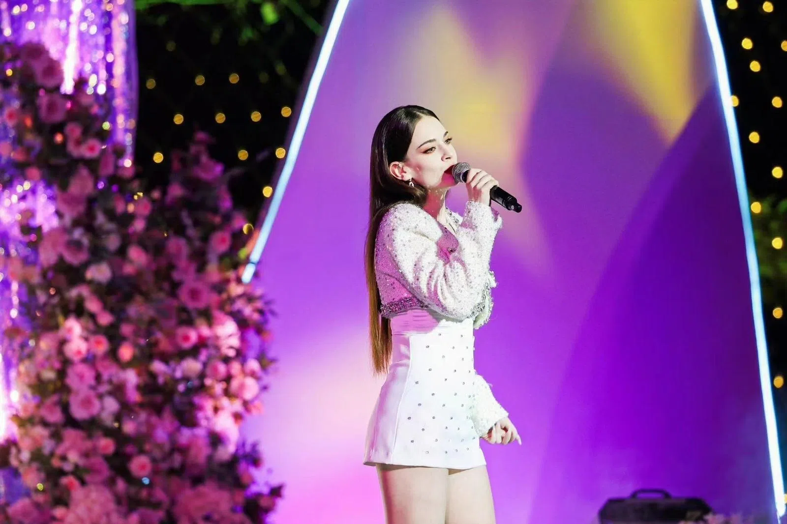 歌曲《路》由美国歌手唐伯虎Annie演唱。（南宁广播电视台提供）