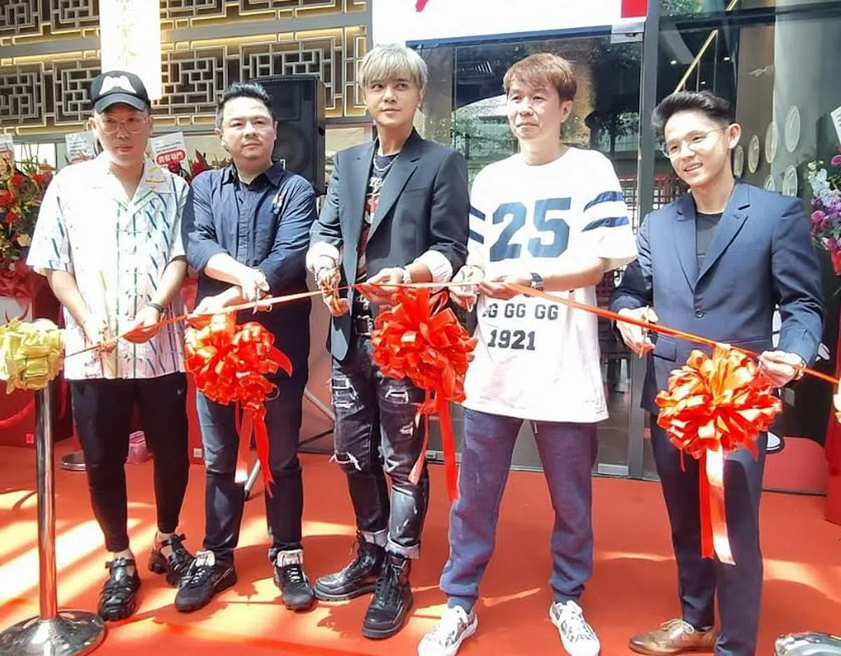 罗志祥为本地牛肉面店剪彩。（张晓鹏摄）