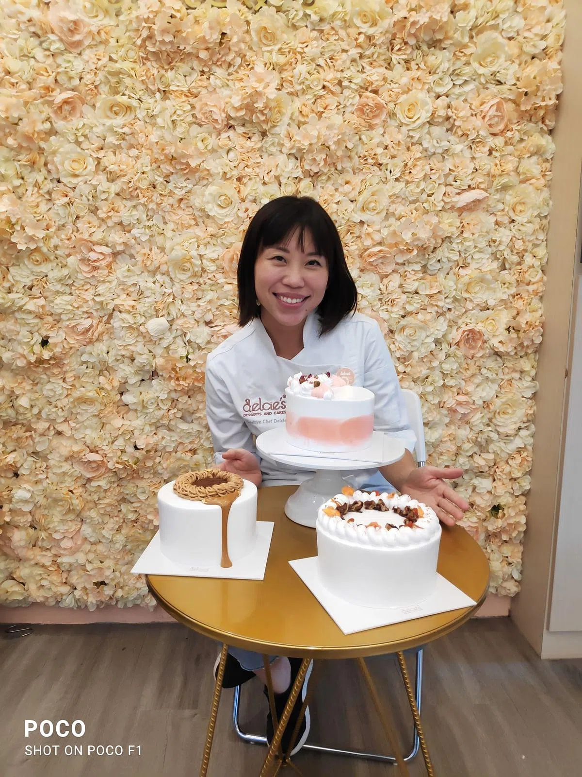 “红森林”草莓蛋糕（中上）、“提拉米苏”咖啡巧克力蛋糕（左下），以及胡桃萝卜蛋糕（右下），都是蓝桂茹的“得意之作”。