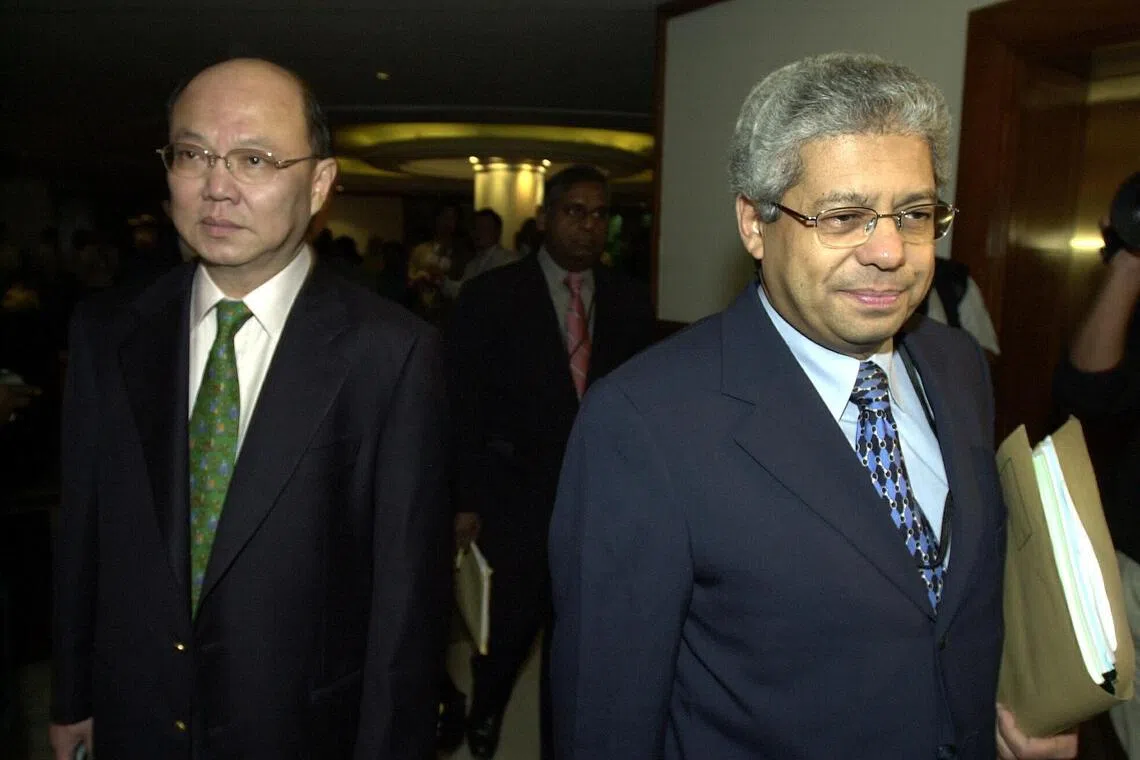After two days of negotiations in October 2002, Singapore and Malaysia made no progress on water-related issues, merely noting each other’s positions. Singapore was represented by then Permanent Secretary for Foreign Affairs Tan (left), while Malaysia was represented by then Foreign Ministry Secretary-General Datuk Ahmad Fuzi Haji Abdul Razak.（The Straits Times）