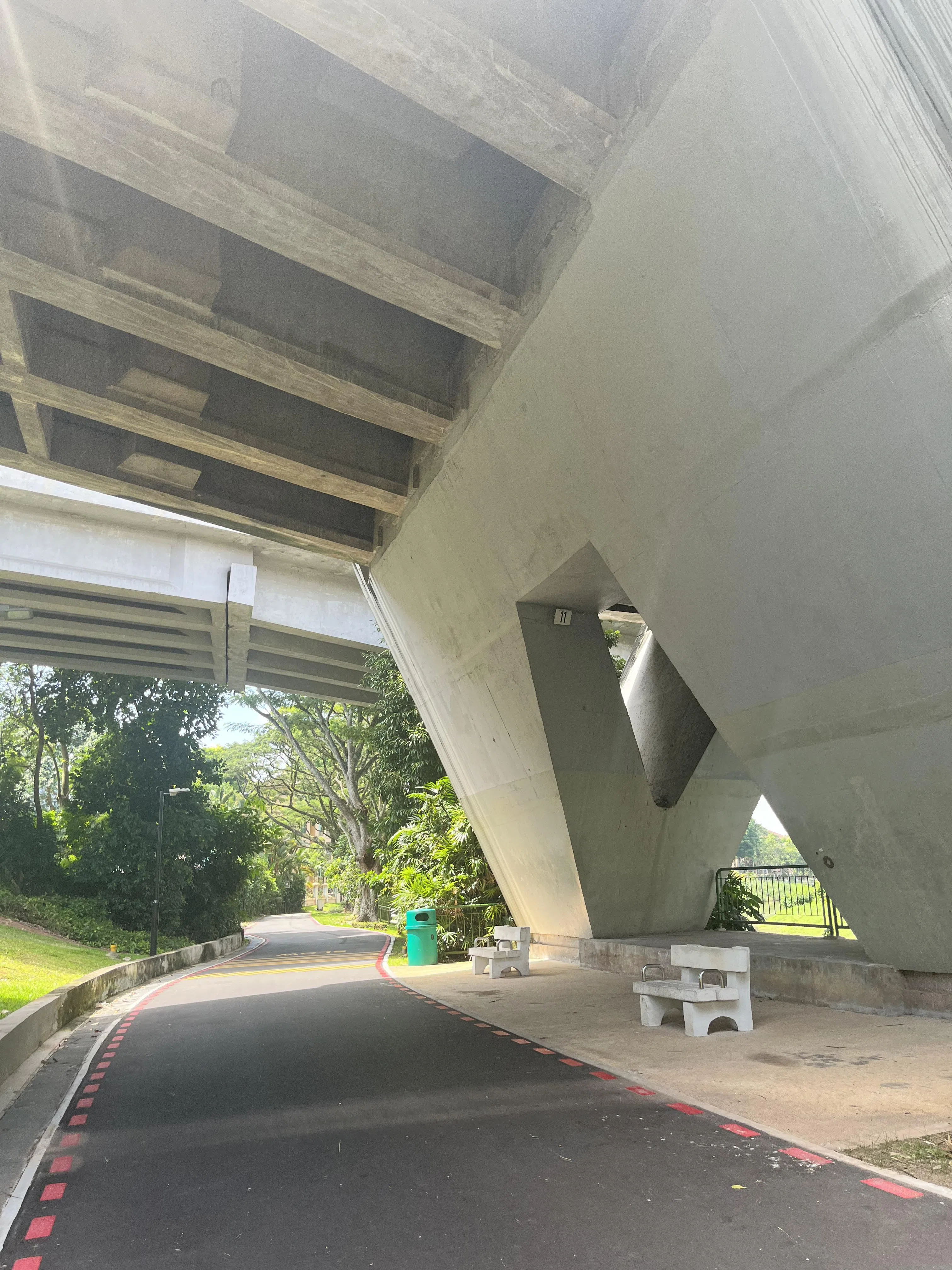 高架桥下的小石凳，坐着吹风或听雨，时间一晃而过。（陈映蓁摄）