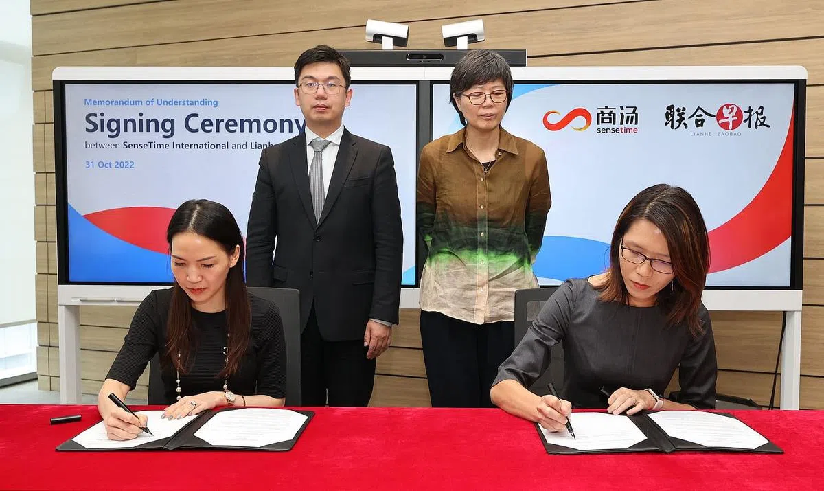 新报业媒体华文媒体集团营运总编辑罗文燕（右一）和商汤科技国际战略伙伴关系部总监连慧伦（左一）在华文媒体集团社长李慧玲（右二）和商汤科技董事长兼首席执行官徐立博士（左二）的见证下，签署合作备忘录。双方下来一年里会探讨如何借助商汤科技的专业技术与知识，让《联合早报》的视觉内容更丰富，并将这些科技融入其他活动。（唐家鸿摄）