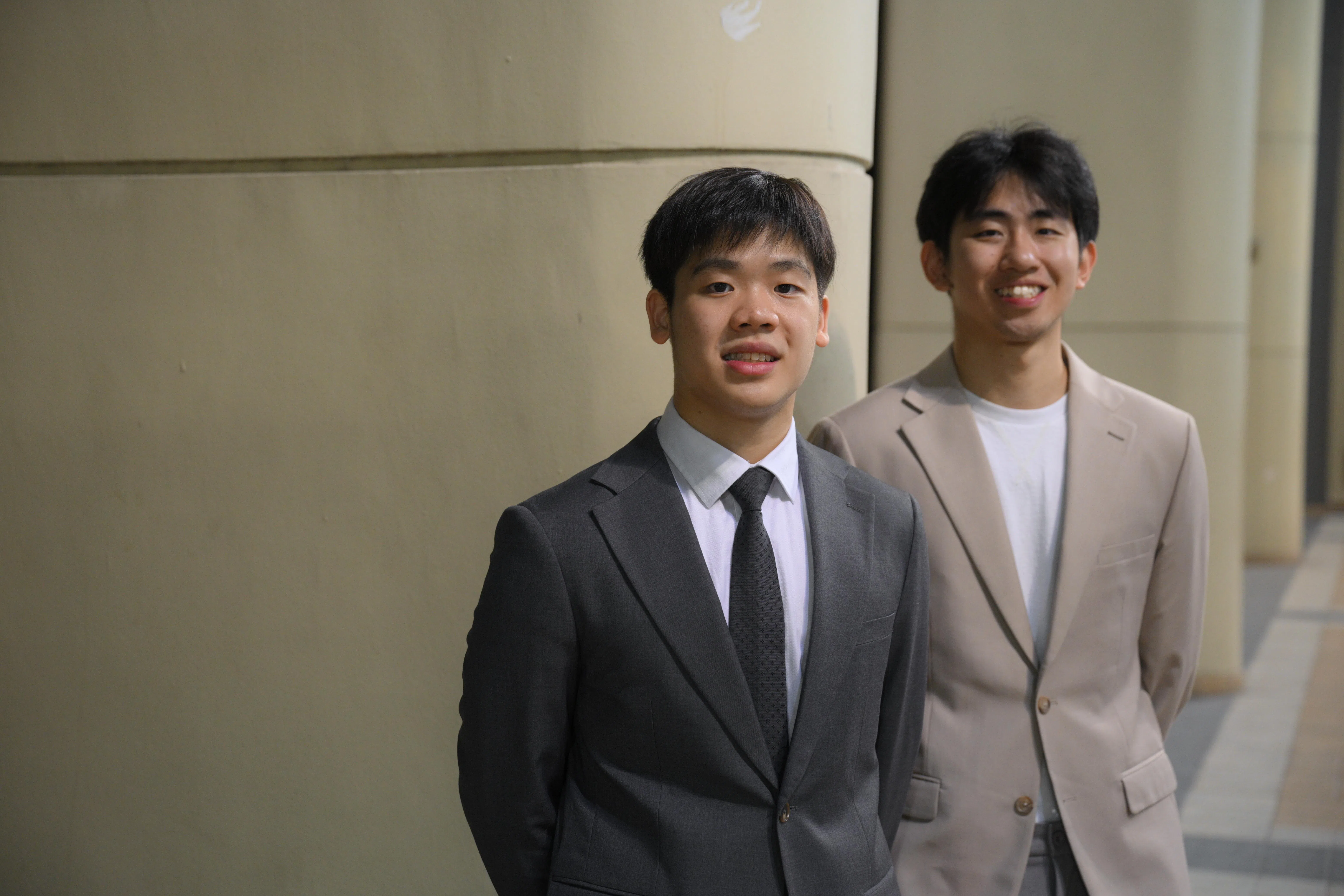 郭勇（左）和冯耀恩（右）的男双排名升至史无前例的历史第四，上台时引发一片喝彩。郭勇同时荣获年度杰出学生运动员奖和杰出体育成就奖。同样在东运会斩获三金（乒乓球男团、男双、混双）的冯耀恩，作为前学生运动员获得杰出体育成就奖。（海峡时报）