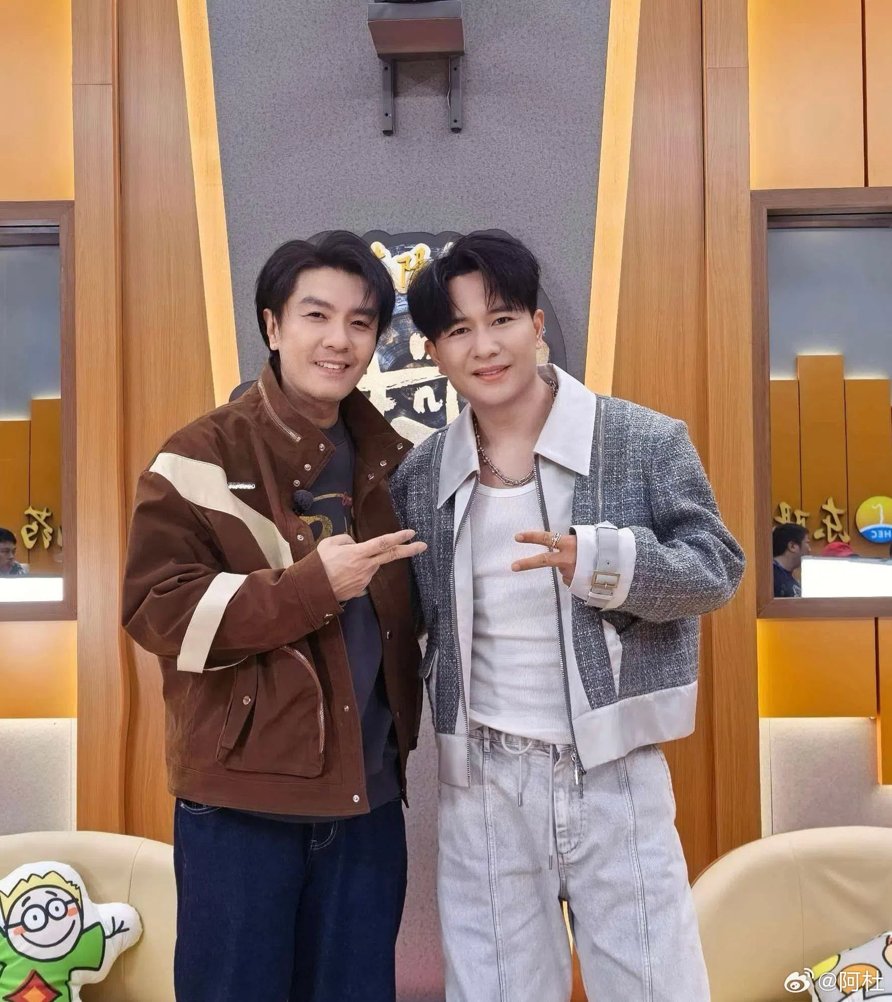 阿杜（左）与中国歌手欢子在节目中合唱《越陷越深》。（取自阿杜微博）