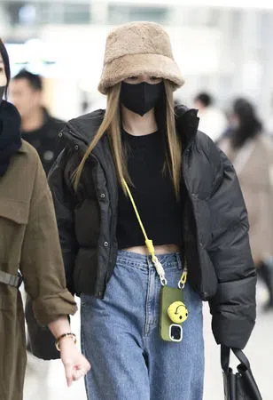 杨丞琳昨全身上下包得密实。（互联网）