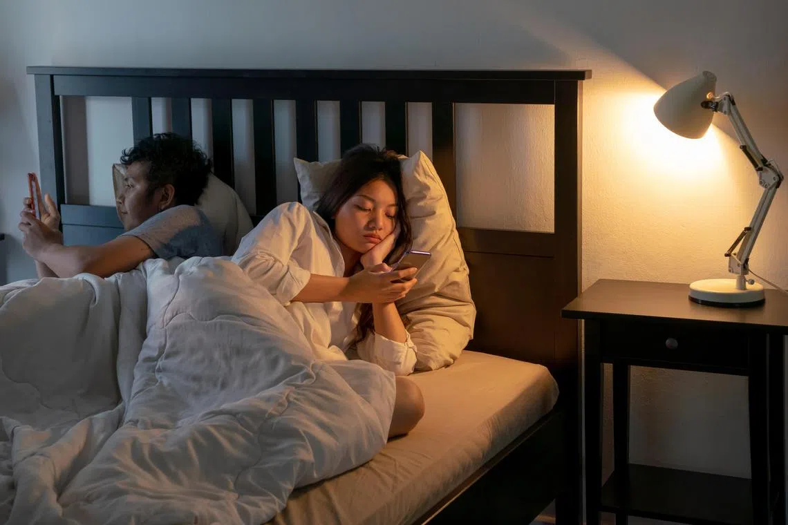 入眠前少用电子产品可促进快速睡眠。（Shutterstock）
