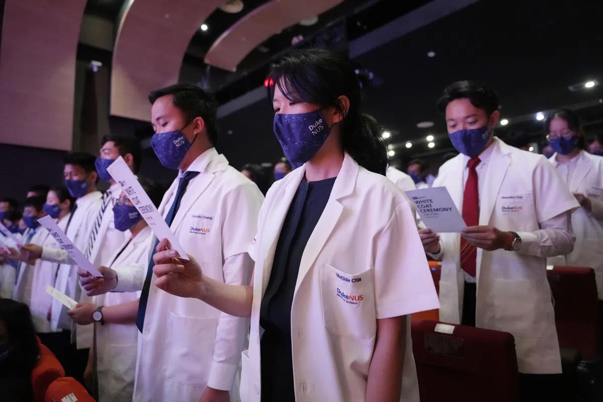 杜克-国大医学院今年共有72名新生，年龄介于21到34岁，来自不同学术背景。（谢智扬摄）