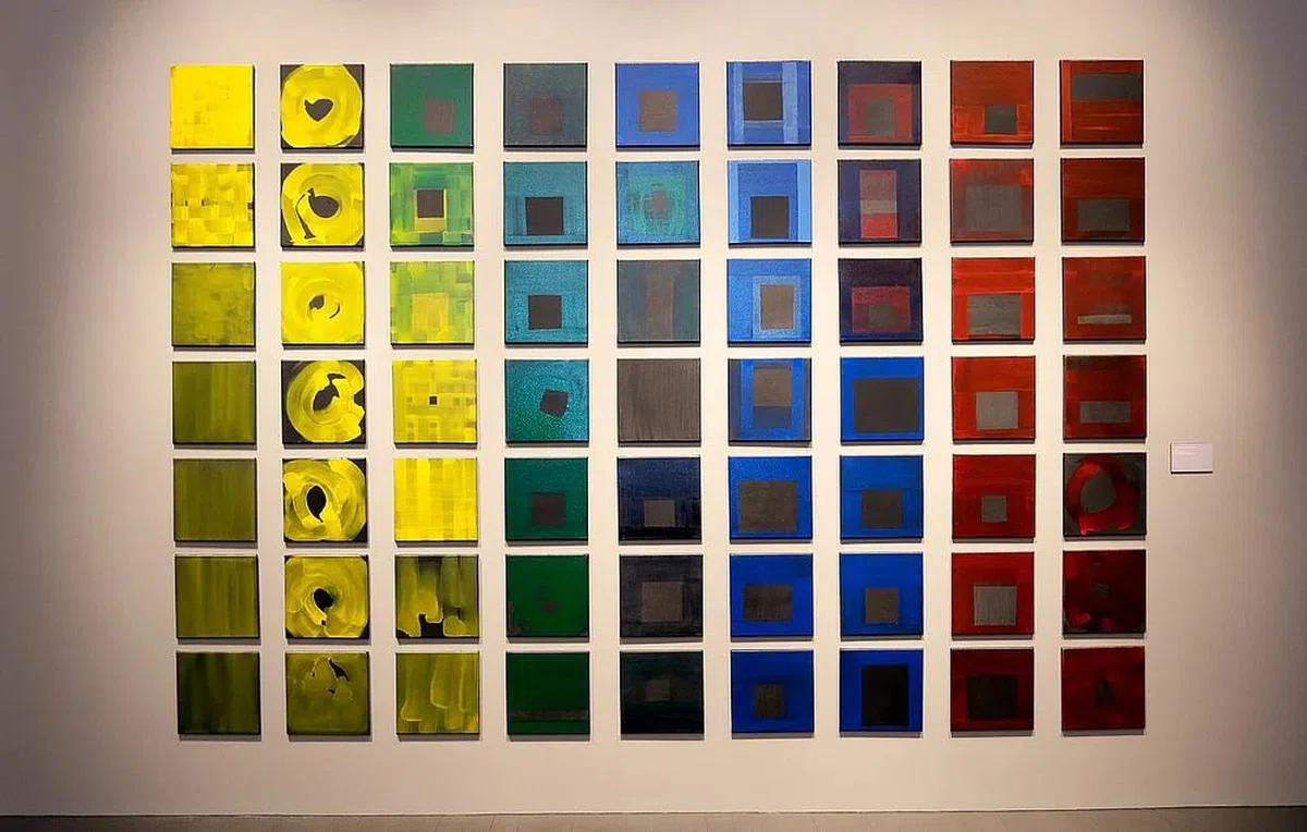 唐大雾装置《约瑟夫·亚伯斯——延伸》质疑约瑟夫·亚伯斯创作过于严谨。（曾坤顺摄）