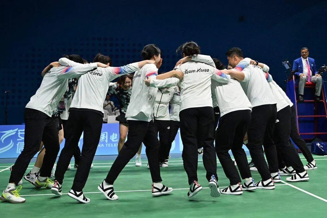 时隔29年再度夺得女团冠军，韩国队球员与教练团转圈圈庆祝。（法新社）