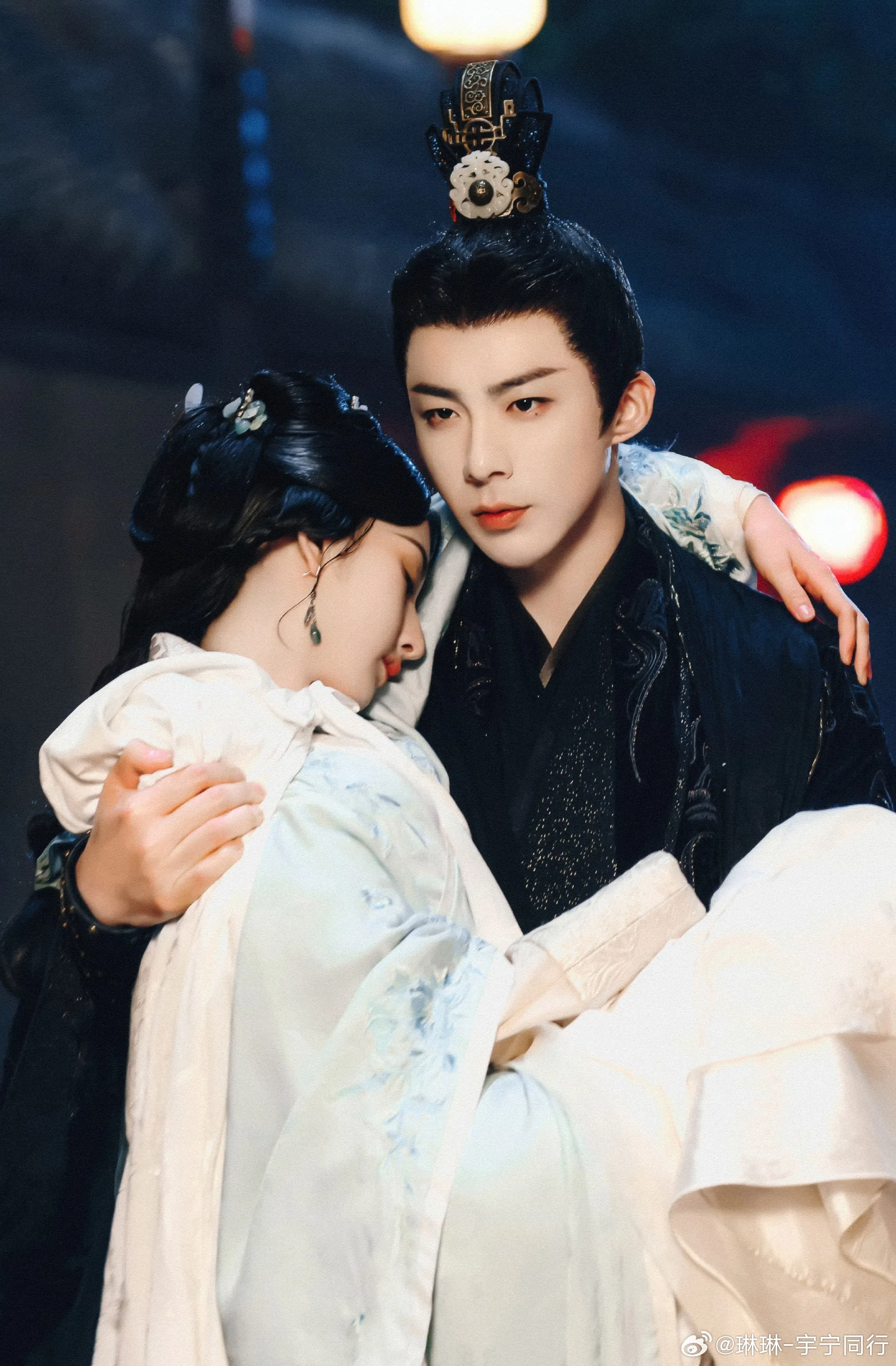 刘宇宁（右）与宋祖儿合演的《折腰》在热播中。（取自微博）