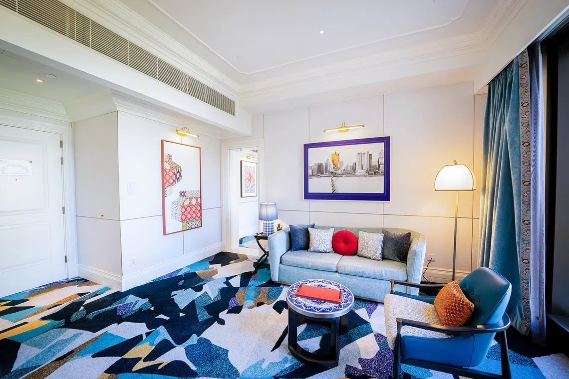 适合一家三口同住的豪华套房，宽敞空间以艺术与色彩交织为饰。（澳门上葡京综合度假村提供）