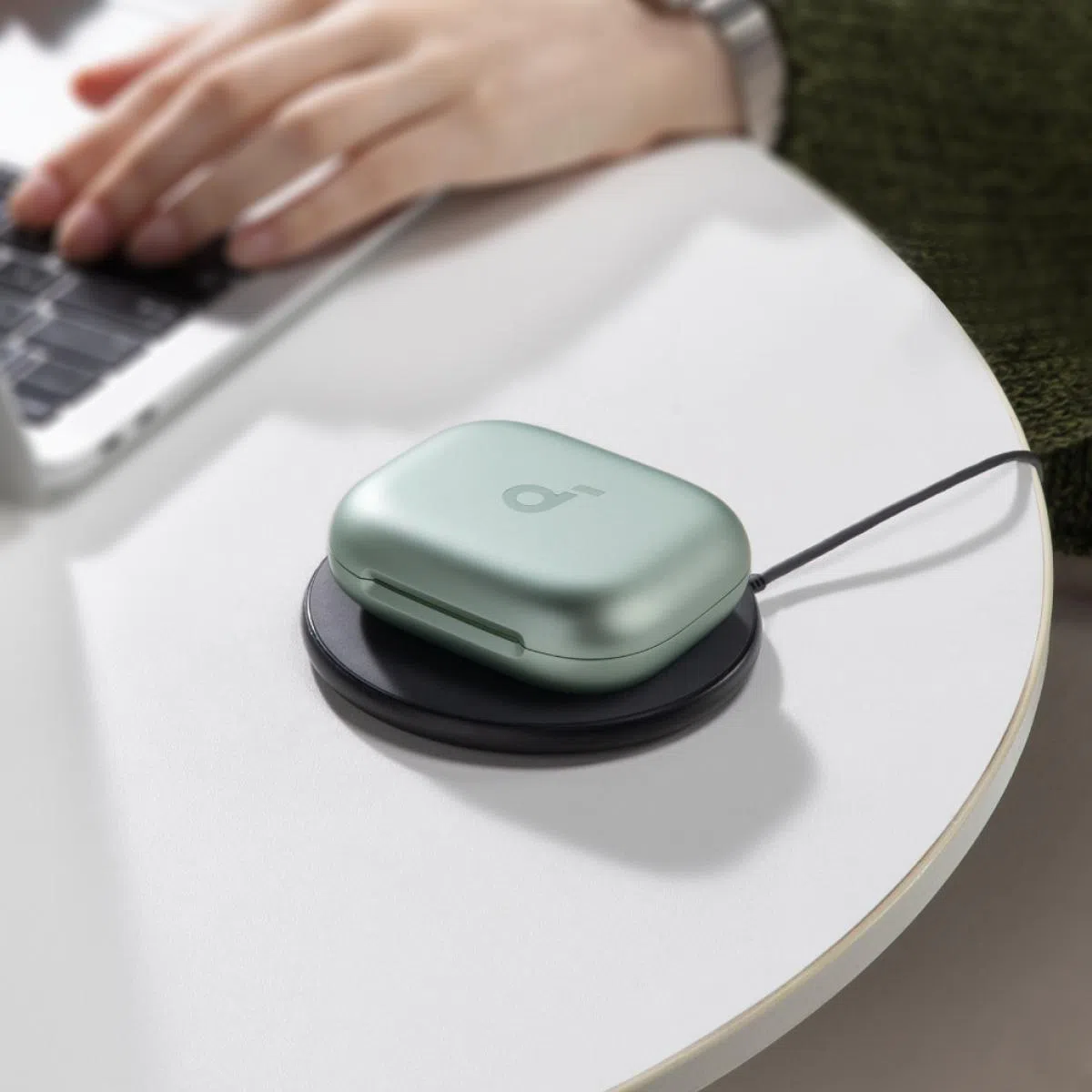 声阔AeroFit 2的充电盒支持无线快充。（厂商提供）