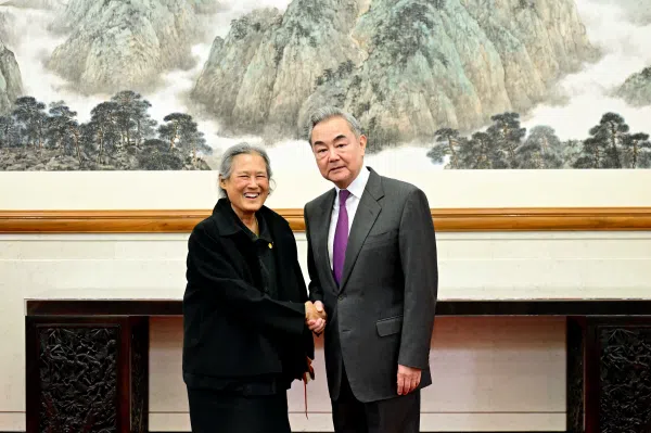 中国外长王毅星期三（4月8日）在北京会见泰国公主诗琳通，形容她是中国人民的老朋友、好朋友，并肯定她对中泰友好作出了突出贡献。