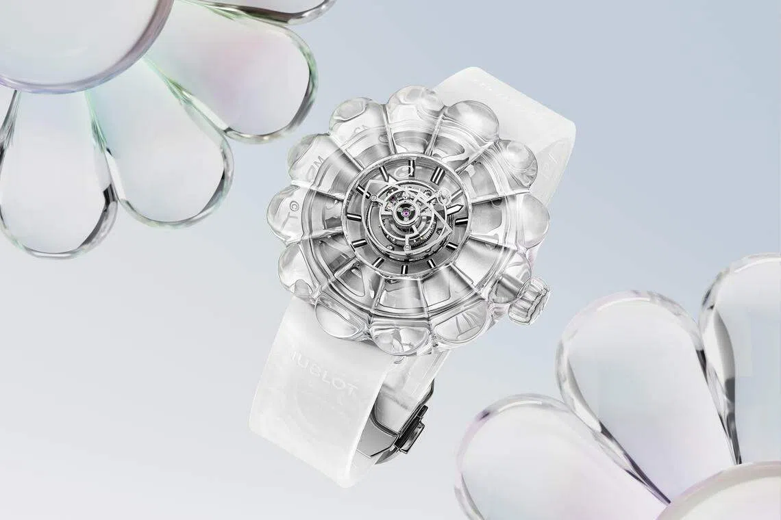 腕表中央位置设有宇舶表的首款量产中置飞行陀飞轮，陀飞轮周围环绕村上隆的标志性太阳花图案。（品牌提供）