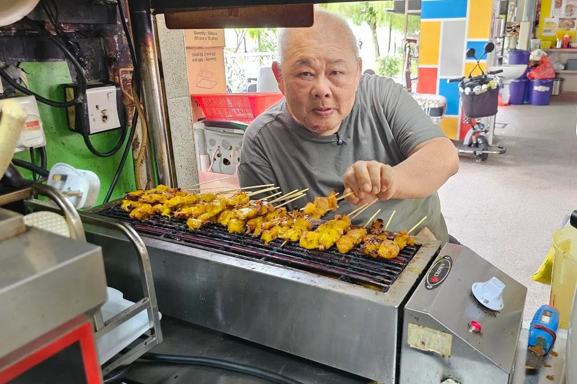 味特素食负责人陈惠特在循环路小贩中心开业近50年，至今仍坚持烧烤素沙爹。（黄亿敏摄）