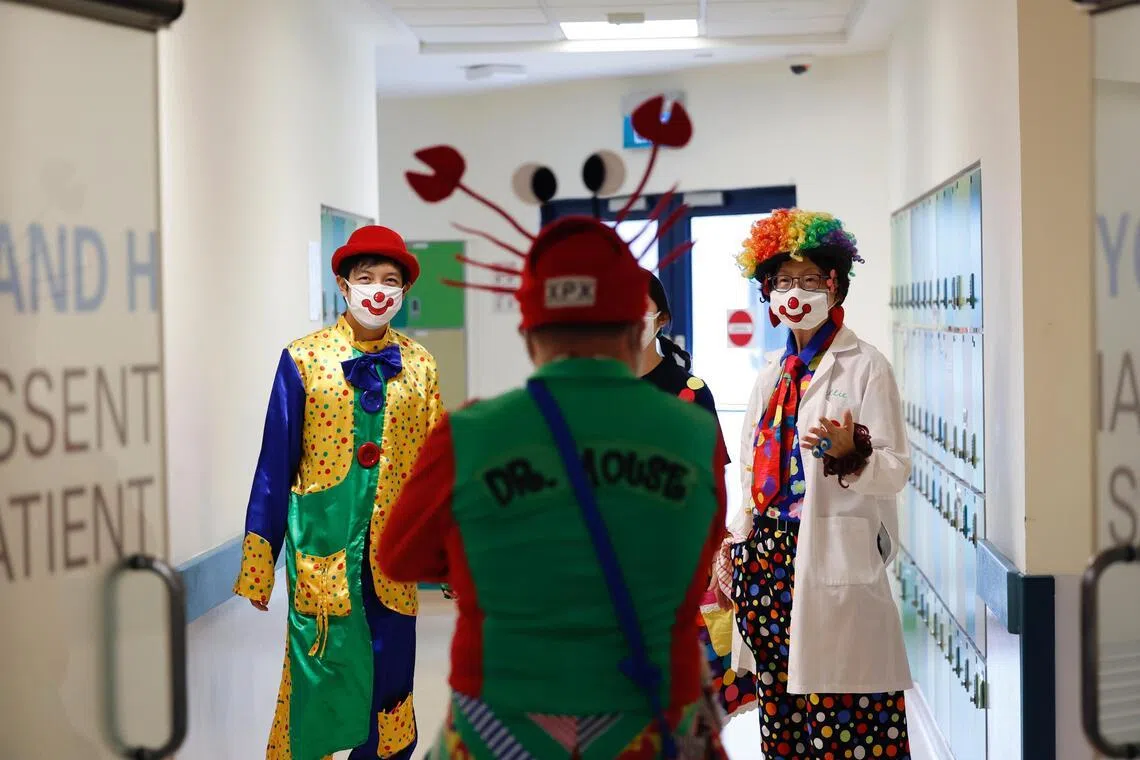 到下一个病房前，小丑义工讨论接下来要表演的项目。（林明顺摄）