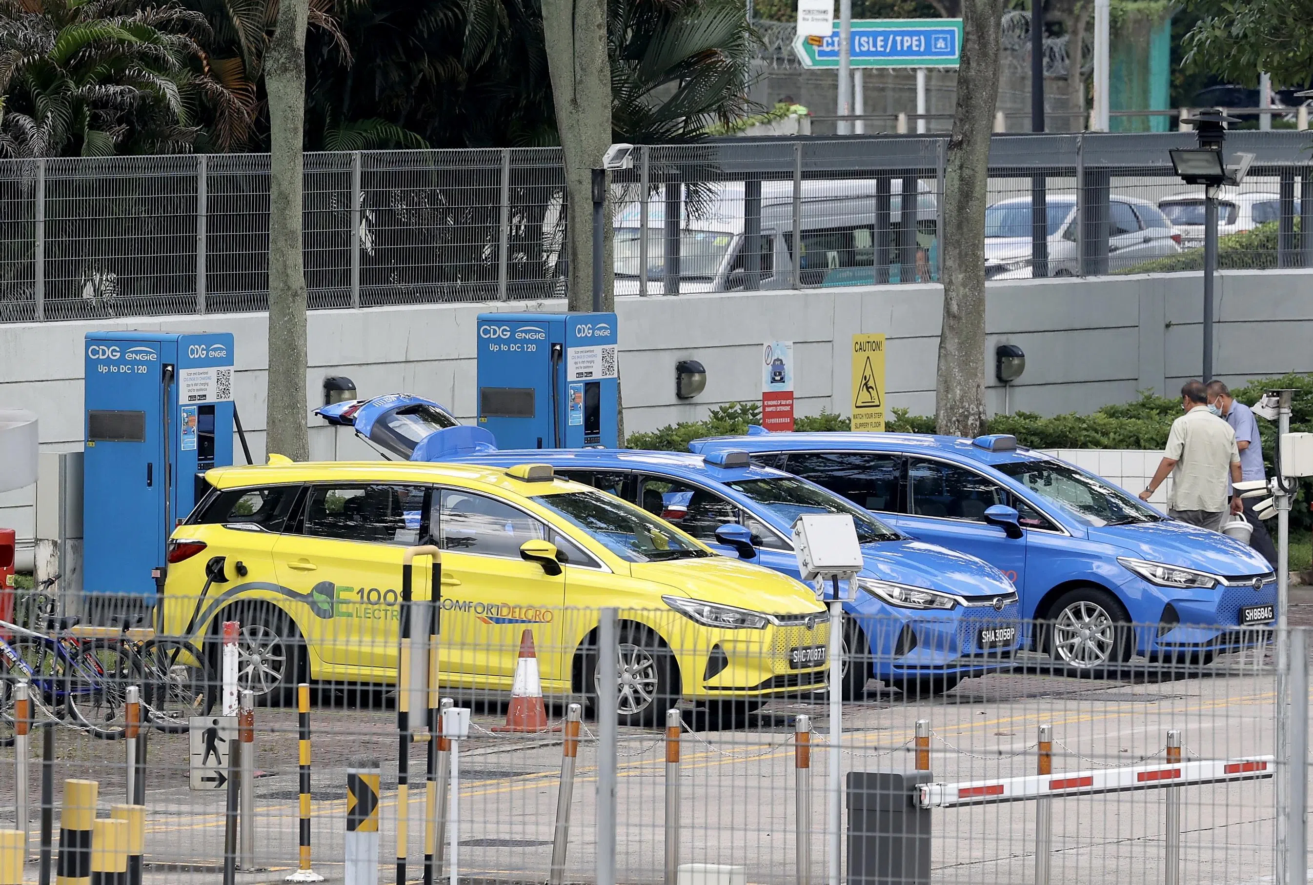 康福德高近1000个电动车充电桩参与电力市场需求反应计划，探讨如何调整充电量，协助平衡电网的供需。试点细节有待敲定。（邝启聪摄）