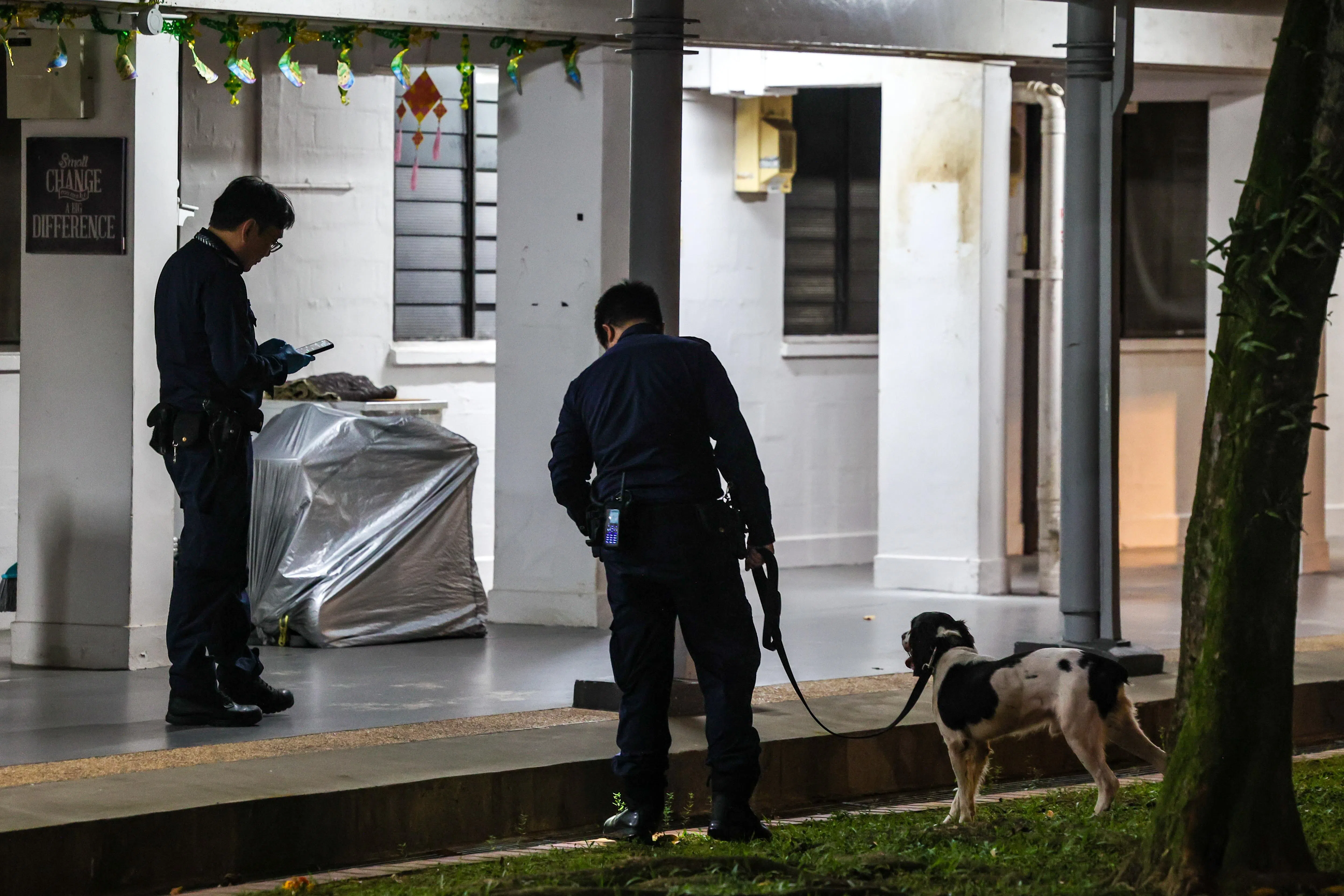 警方出动警犬在组屋外搜查。（陈斌勤摄）