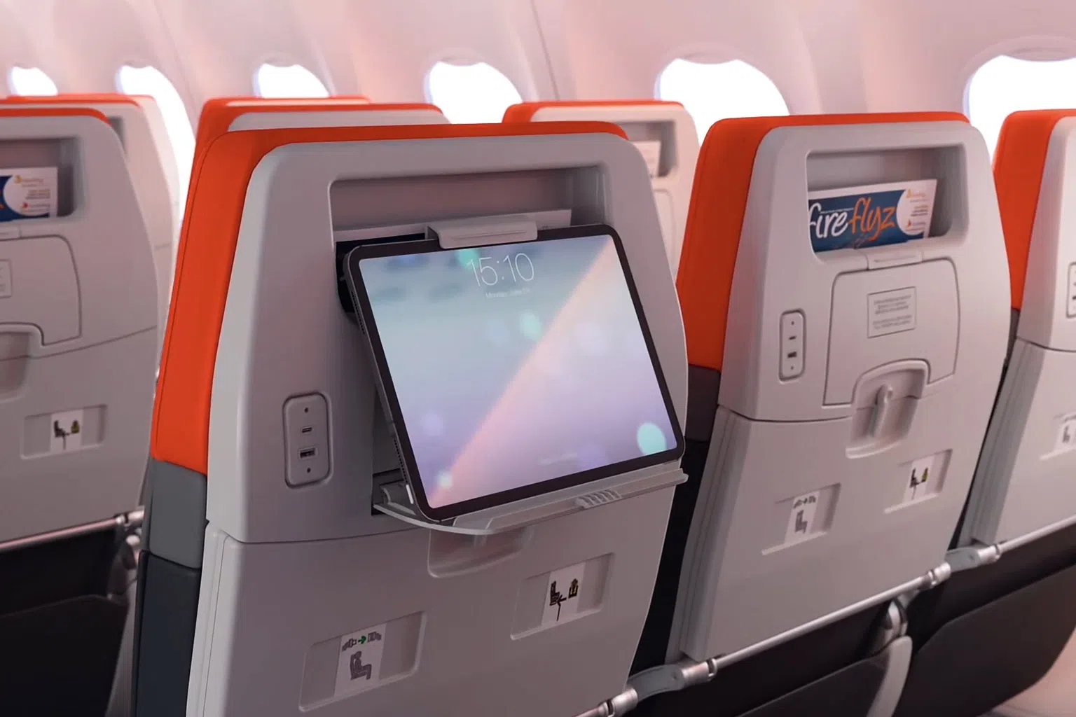 新设计的座椅有手机和平板电脑支架。（图/飞萤航空提供）