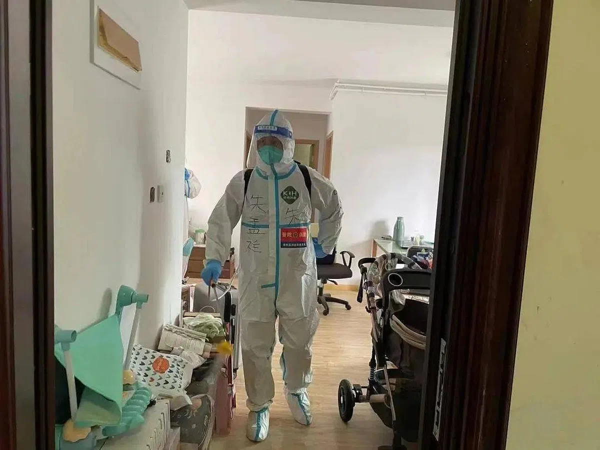 微信公众号“侠客岛”刊文强调，执行入户消杀应当细致稳妥，不能无差别、粗糙化。（互联网）