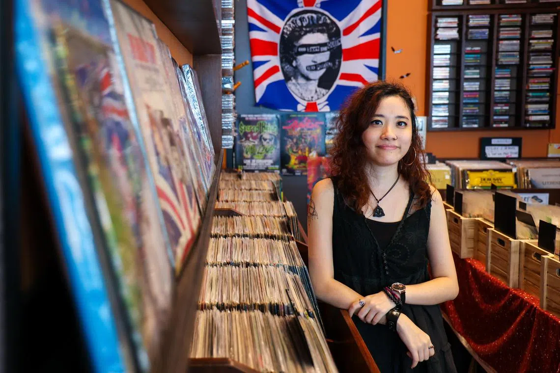 林利珠起初是黑胶唱片粉丝，后来跟朱劭杰一起经营黑胶唱片店。（林明顺摄）
