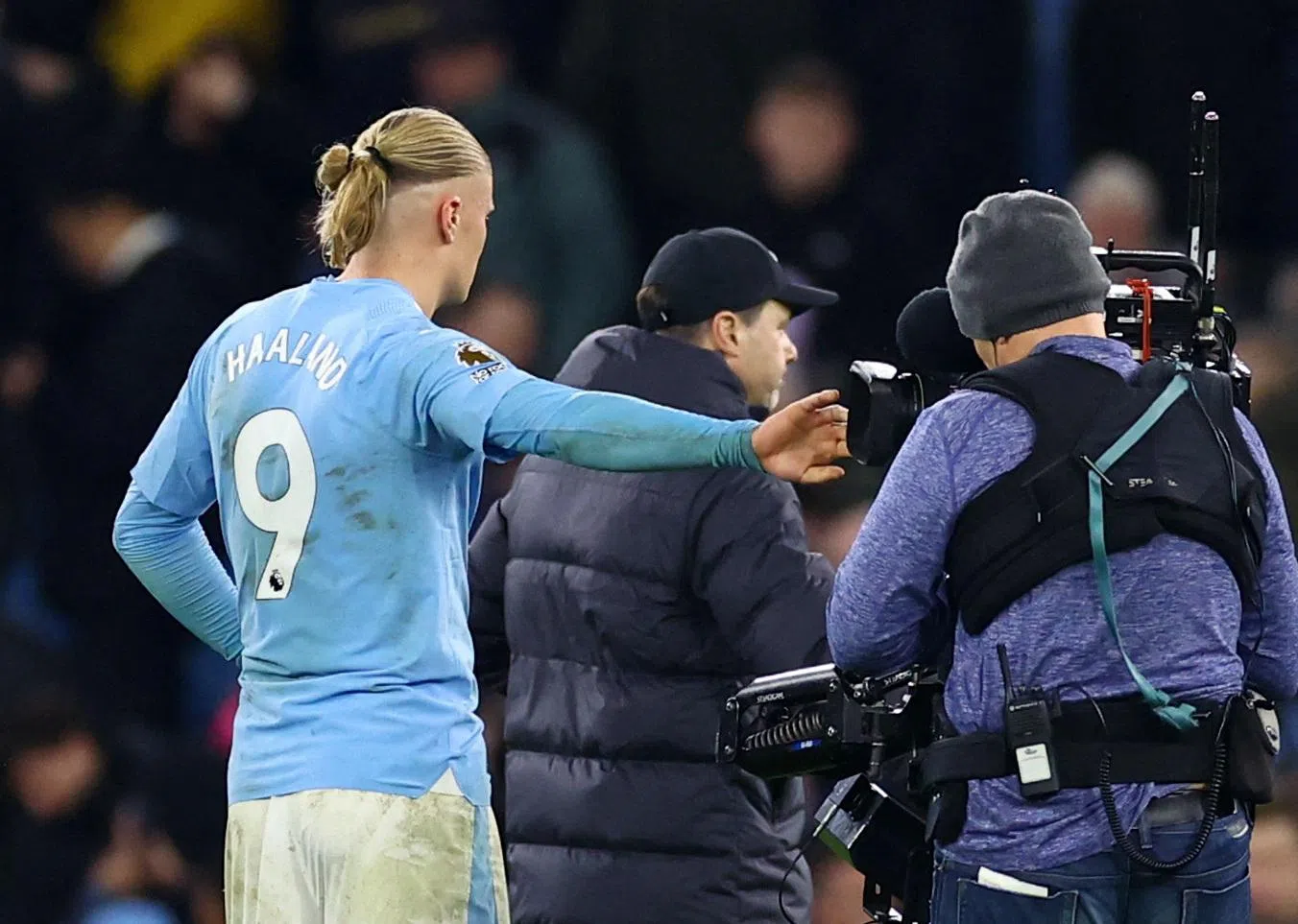 比赛结束后，哈兰德在场上推开绕着他拍的摄像机。（路透社）